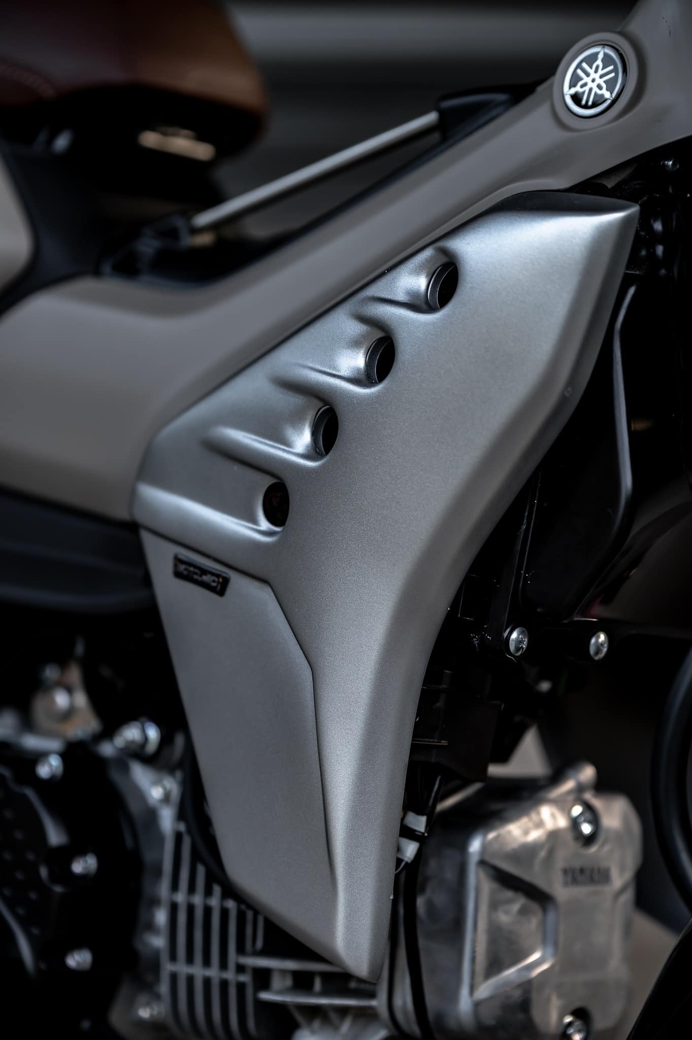 PG-1 1.) ครอบไฟหน้า Headlight cover. 1,590฿ 2.) ครอบไฟเบรค Rear brake light cover. 1,290฿ 3.) ชิวหน้า V1 Headbrand Windshield V1 1,590฿ 4.) กาบ อกบังหัวฉีด Side fairing cover. 1990฿ 5.) กันลาย V1 Mid frame protector. 1990฿ 6.) ชุดบังโคลนหน้าScrambler Full