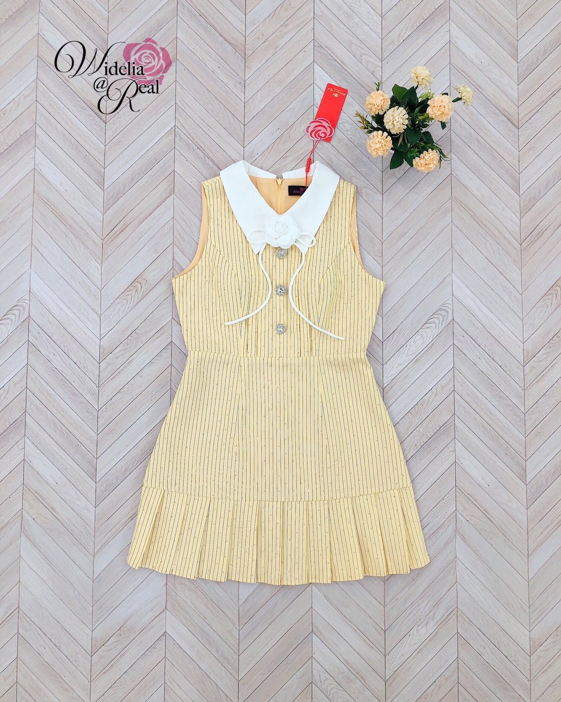 Korea Dress เดรสแขนกุด ปกคอสีขาว มีเข็มกัดดอกไม้ให้ 1 ดอก