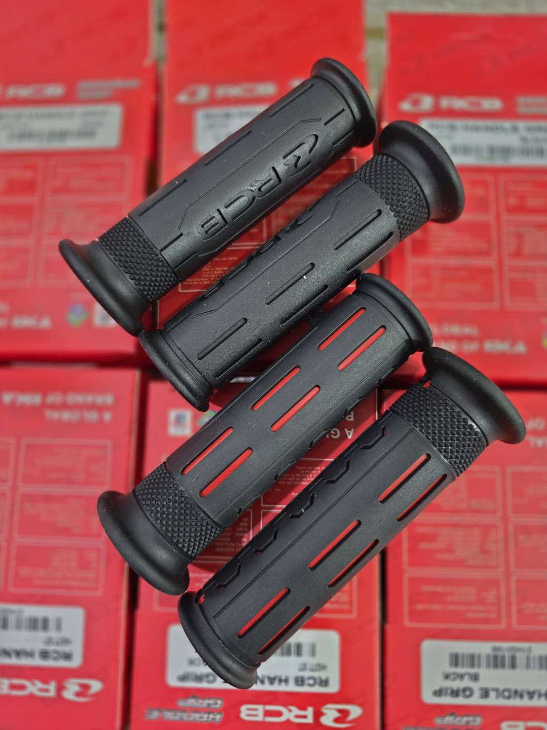 ปลอกมือ RCB รุ่น HG77 ดีไซน์สวย นุ่มมือมีให้เลือก 2 สี ดำล้วน ดำแดง ราคา 280 บาท