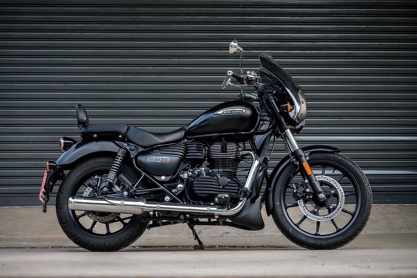 Royal Enfield METEOR 350 (เมธิออ 350) 1.หน้ากากโม่งใหญ่ 3990฿ 2.คาดกลางถัง 1950฿ 3.ครอบฝากระเป๋าข้าง 1990฿ 4.ครอบเครื่อง 2300฿ 5.แคชบาร์+อกไก่ 4700฿