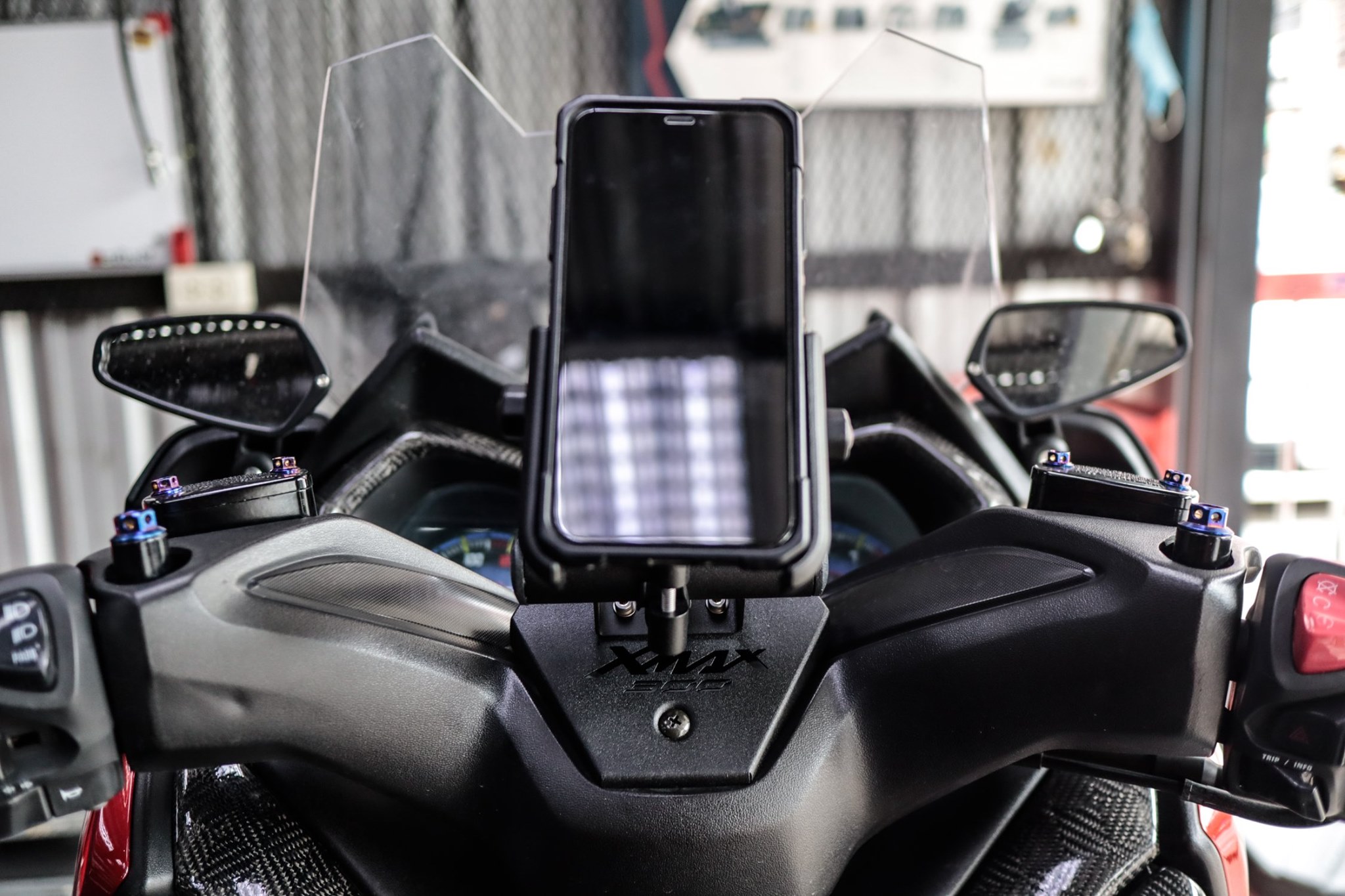 ตัวยึดมือถือจับบาร์ Xmax300 ติดยึดแฮนด์กลาง พร้อมน๊อตยึดในอุปกรณืติดตั้งได้เลยไม่ต้องดัดแปลง ราคา 850.-บาท