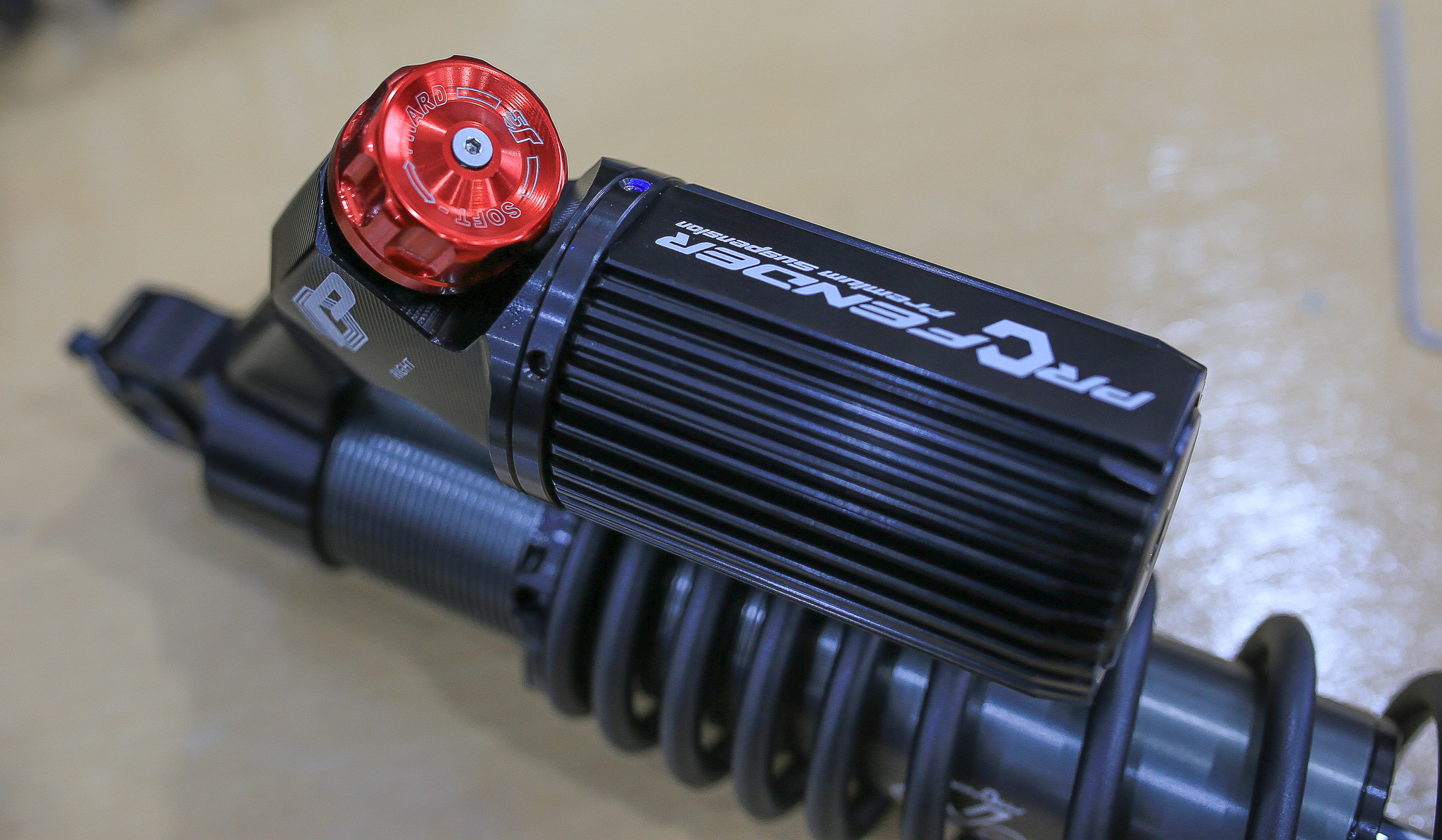 โช๊ค Profender HONDA MONKEY 125 สีดำ-สีแดง สูง335mm ปรับลดเตี้ยได้ 10MM ราคา12900 แถมเม็ดปรับคอมเพสชั่นแต่ง ราคา650 ฟรี