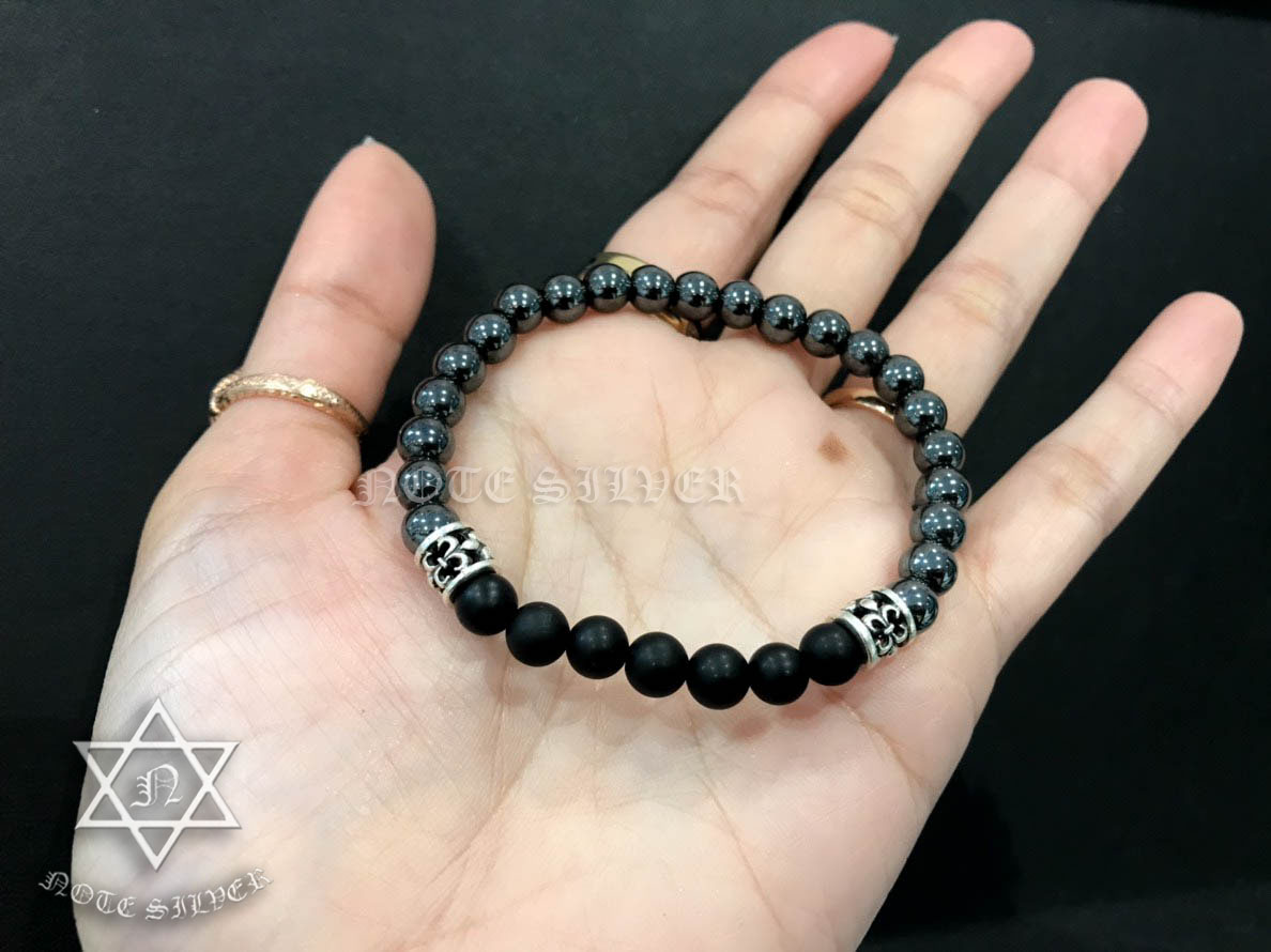 สร้อยข้อมือเฮมาไทต์ และนิลด้าน 6MM ตัวคั่นลายเฟลอเดอร์ลีส Sterling Silver 925 NSBL2170