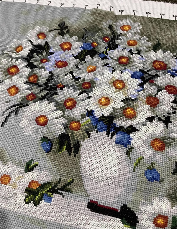 vase-1114 *สินค้าหมด* ชุดปักครอสติช ลายแจกันดอกเดซี่ (ปักเต็มผืนผ้า ไม่มีเดินเส้น ผ้า11CTพิมพ์ลาย ปัก 3 เส้นเล็ก) ขนาด 60*47 ซม.ผ้าครอสติช 11CTพิมพ์ลายปักบนผ้า ไหมคอตตอน 28 สี ผังลาย เข็ม