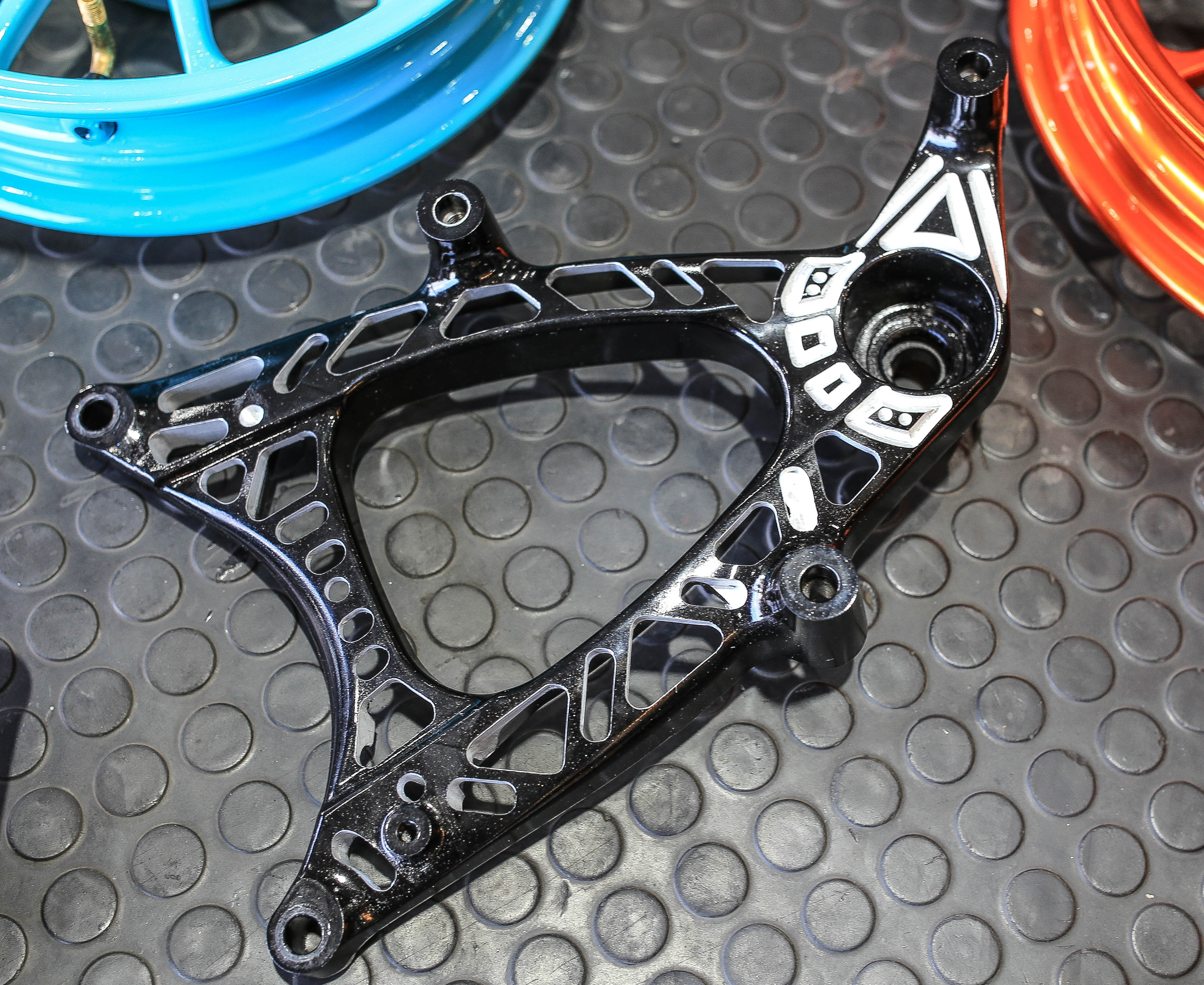 สวิงอาร์มแบบเจาะ GIORNO+ สีเงินสับ800 สีดำสับ1200