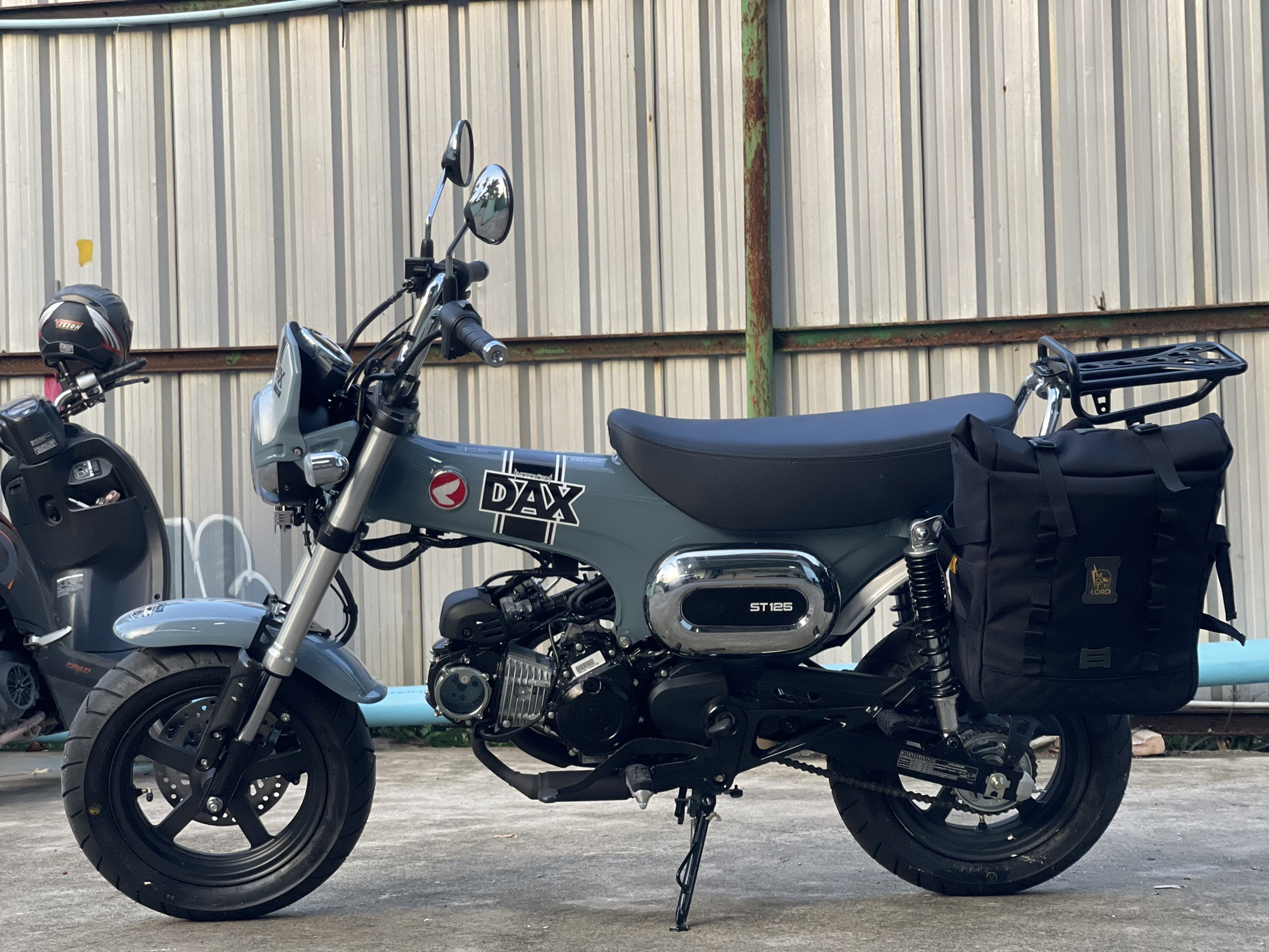 บังโคลนหน้าทรงต่ำ MotolordD Dax125 Low front fender Dax125 2,500฿(งานสี/ลายเคฟล่า) 2,900฿ (พ่นสีโครมเมียม)