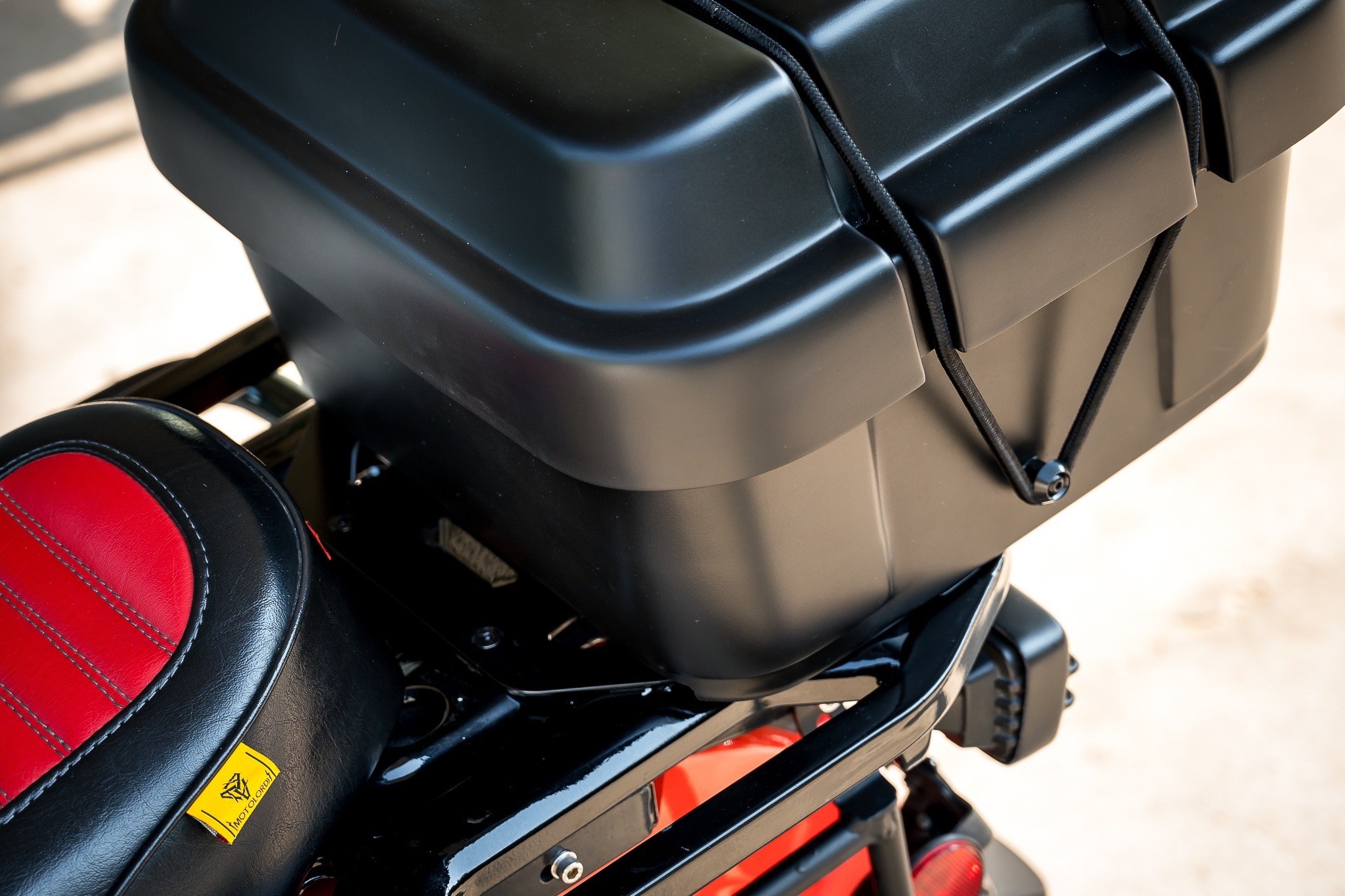 กล่องหลังCT125 V.2 motozaaa ขนาน27ลิตร เป็นแบบ Easy Type ไม่มีตัวล็อค -ไม่มีไฟเบรค 2990 -มีไฟเบรค 3500