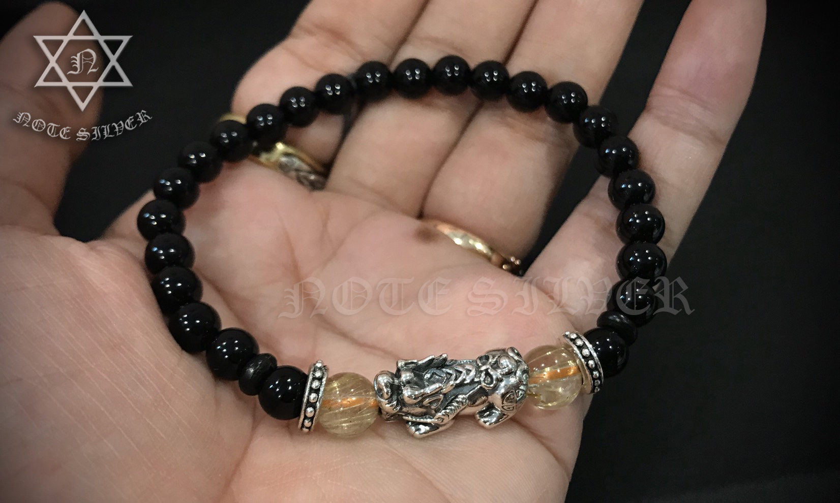 สร้อยข้อมือหินนิลแท้ 6MM และหินไหมทองประกบข้างปี่เซี๊ยะเงินแท้ Sterling Silver 925 NSBL2485