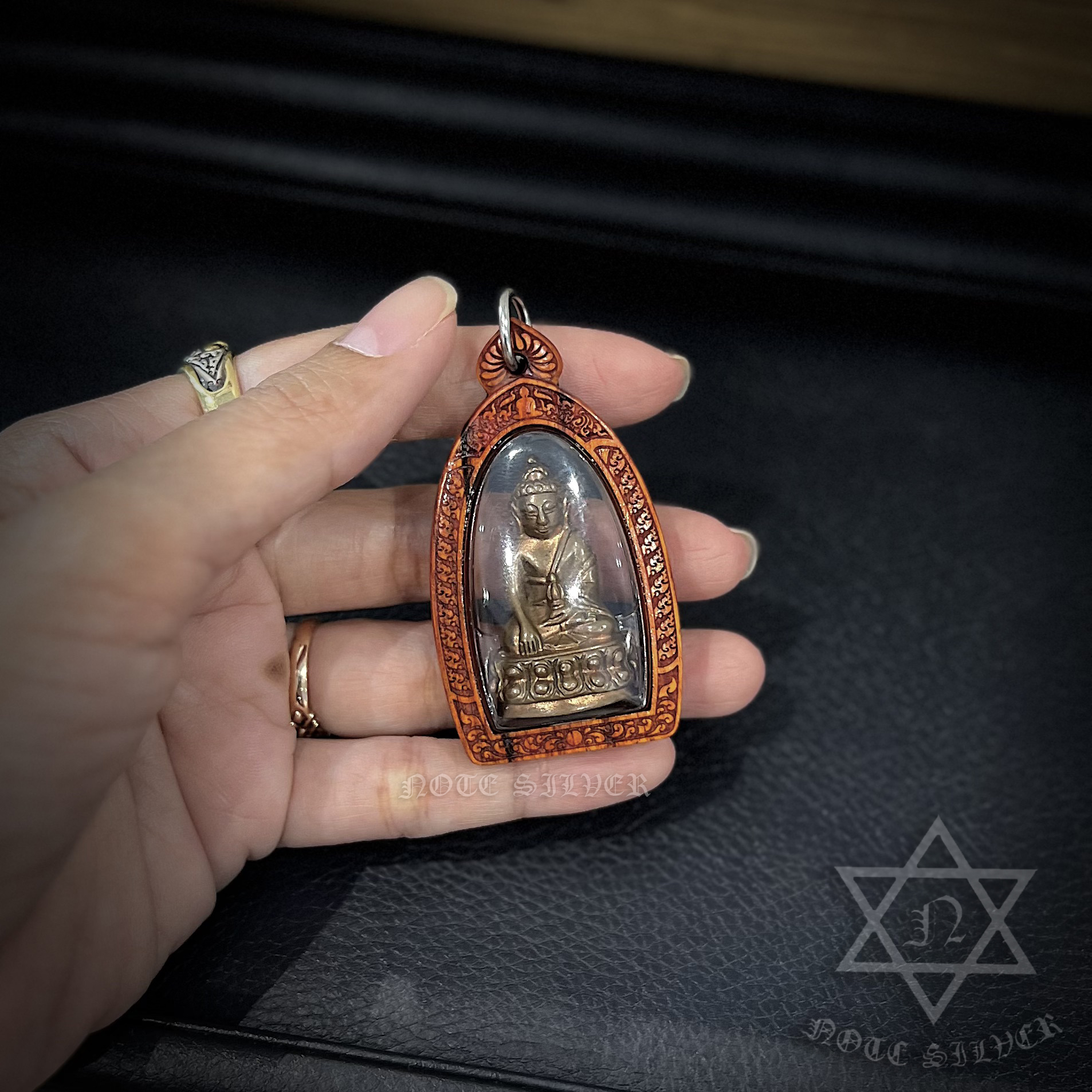 กรอบพระ ไม้มงคล เลี่ยมพลาสติกกันน้ำ NSBD3480