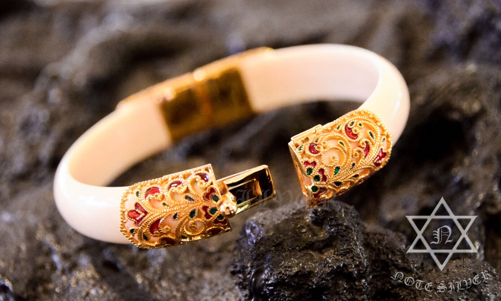 กำไลงาช้าง หุ้มด้วยทองแท้ และลงยา ทรงบานพับ และมีเซฟล็อค 9k GOLD NSYG1410