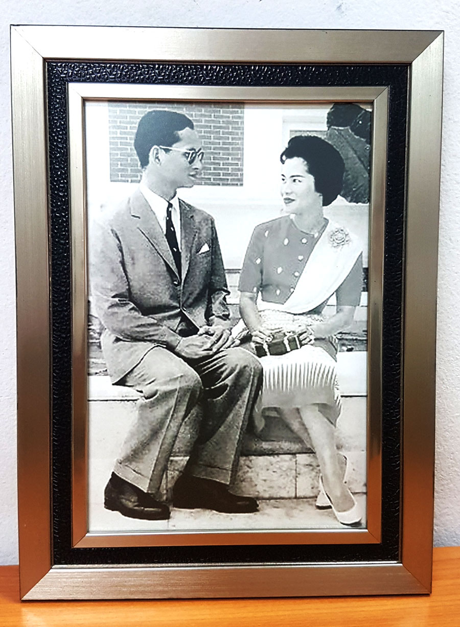 รูปในหลวงรัชกาลที่ 9 พร้อมพระราชินี ทรงแย้มพระโอษฐ์แห่งความรักซึ่งกันและกัน ที่สุดของความคลาสสิค