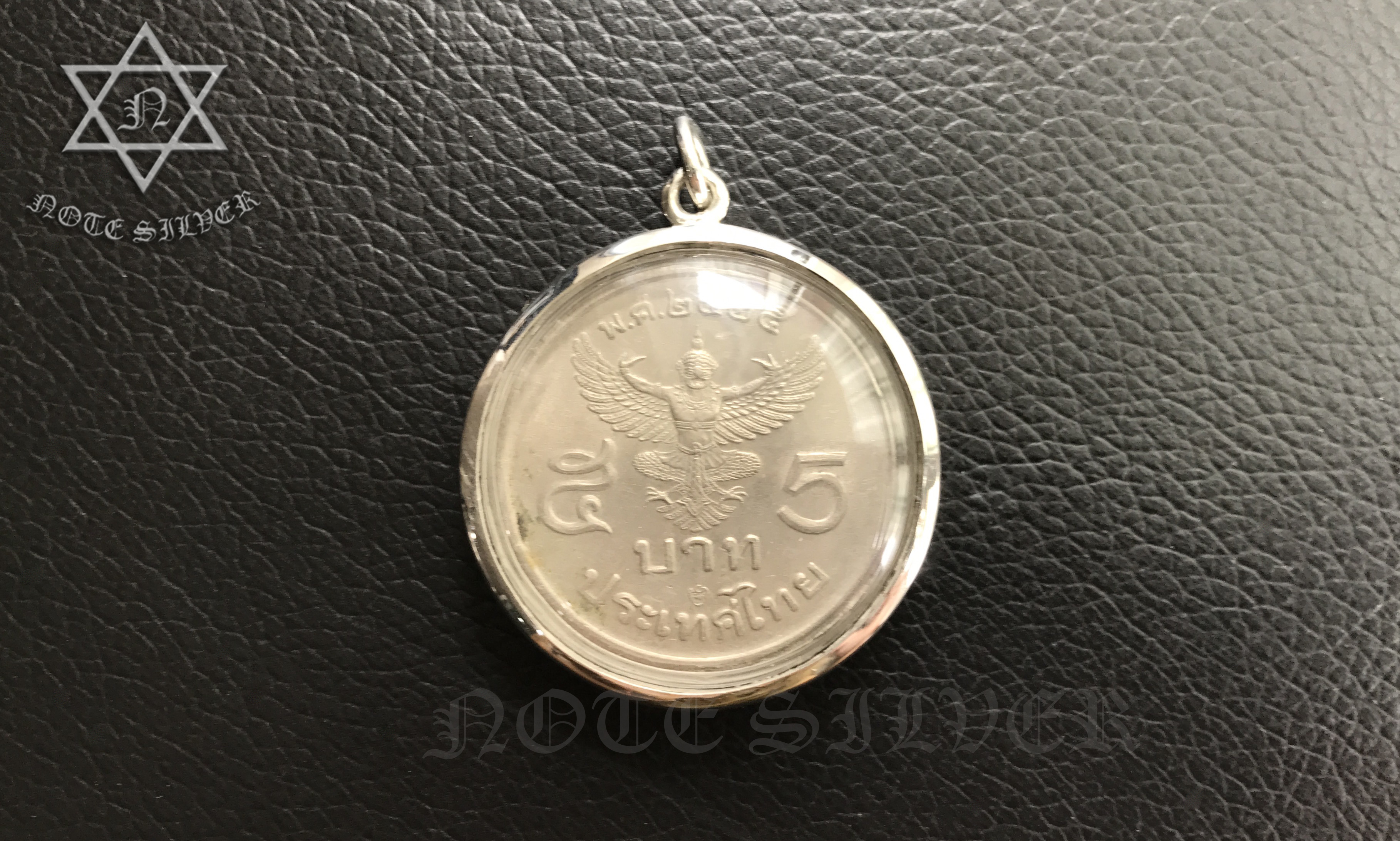 เลี่ยมกรอบใส่เหรียญ แบบสันขอบเหลี่ยม ตามทรงพลาสติกแบบกันน้ำ Sterling Silver 925 NSSV2510
