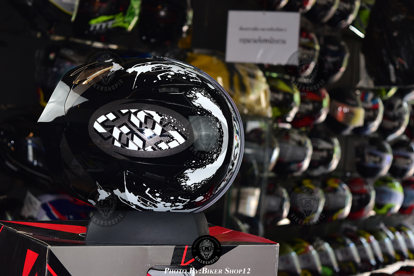 หมวกกันน็อค KYT ลาย Graphic Neutron สีดำ-ขาว (มีแว่น พับซ่อนได้)