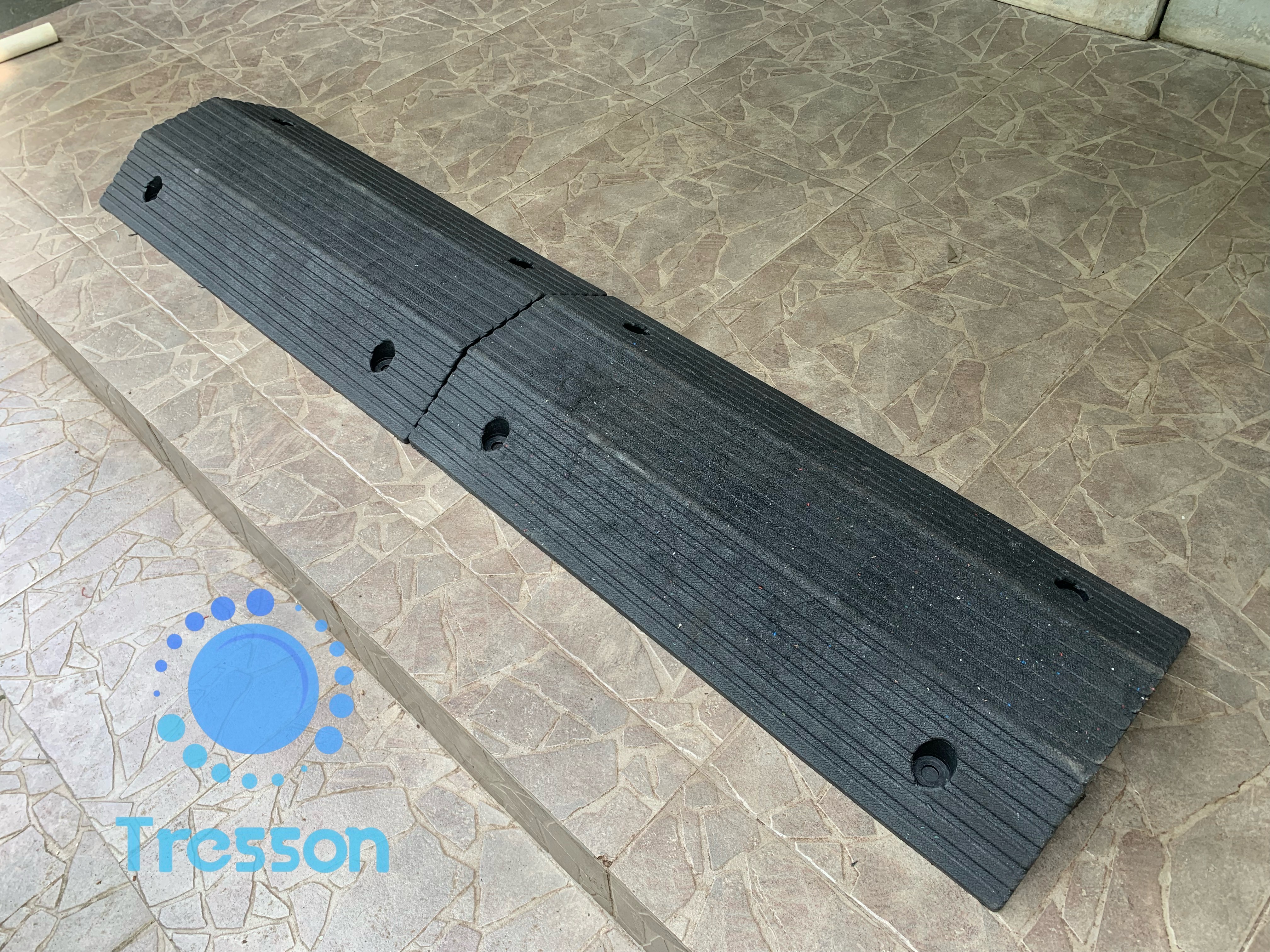 ทางลาดยางครอบท่อ ครอบสายไฟ ข้ามธรณีประตู สูง 8 ซม. กว้าง 40 ซม. ยาว 80 ซม(ด้าน) ขนาดช่อง 12x6 cm-นน.7 kg รับนน.สูงสุด700kg. Rubber Wire Cover Ramp 8x40x80 cm 13 kg