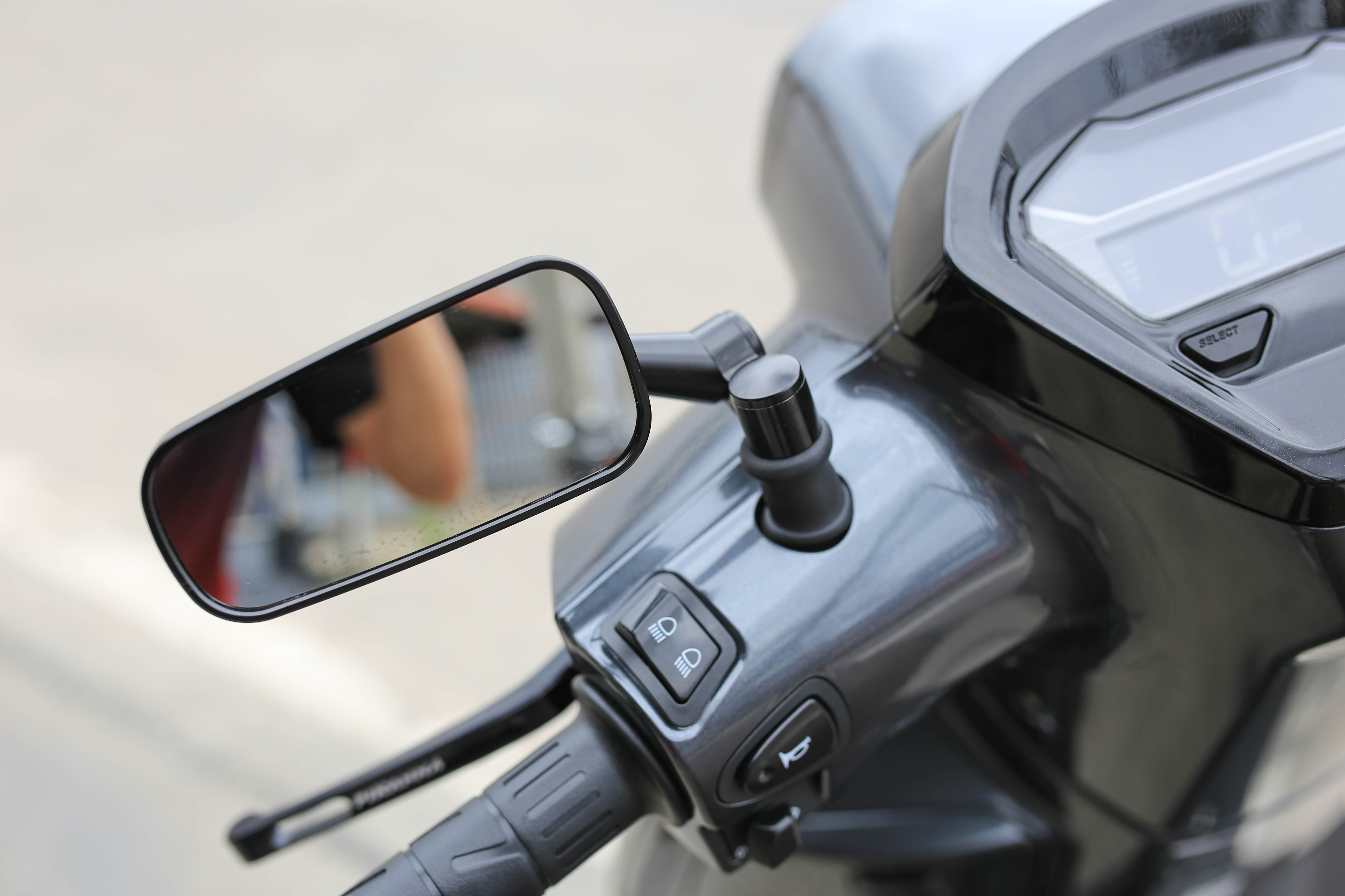 กระจกเหลียมขาสั้น เลนส์ตัดแสง มีสีดำ-สีเงิน ราคา750