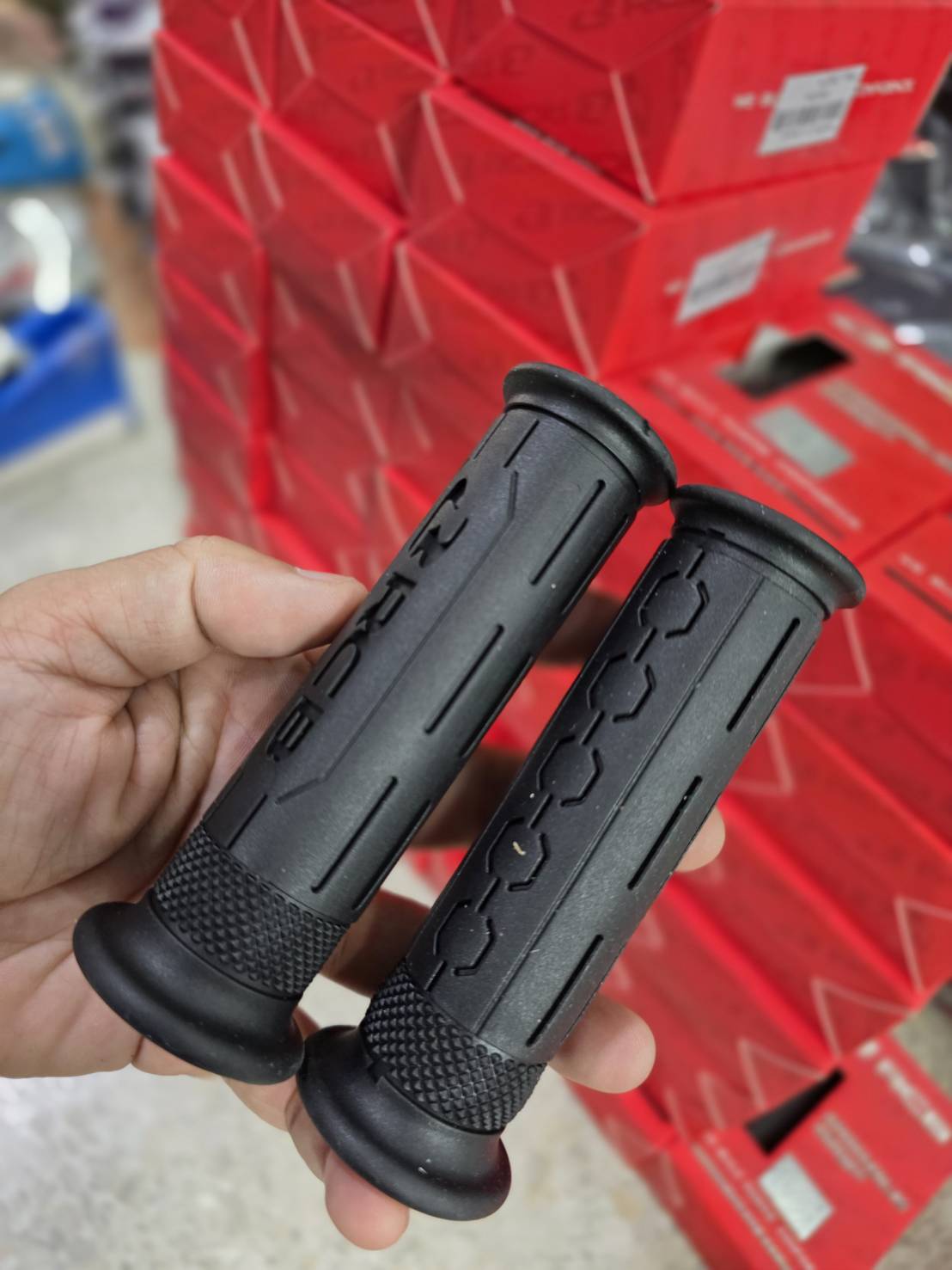 ปลอกมือ RCB รุ่น HG77 ดีไซน์สวย นุ่มมือมีให้เลือก 2 สี ดำล้วน ดำแดง ราคา 280 บาท