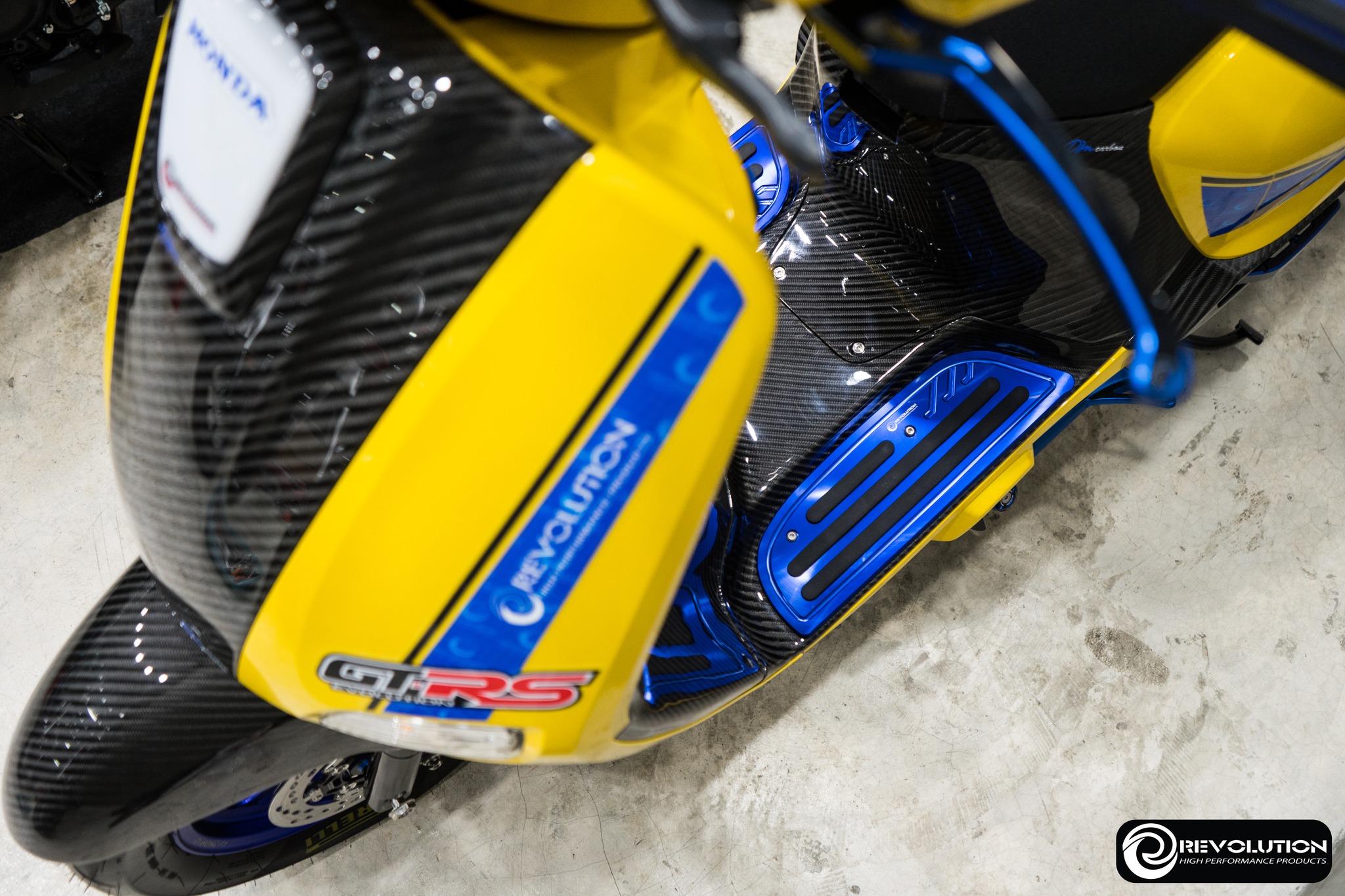 แผ่นรองพื้น (มีเนียม+ยาง) CNC REVOLUTION GIORNO+ - เงิน - แดง - ทอง- ดำ - เขียว - น้ำเงิน- ส้ม- ม่วง - ชมพู ราคา 1,480 บาท/ชุด