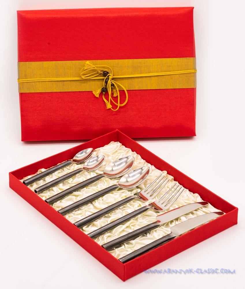 ช้อนส้อมมีด 4 คู่ 8 ชิ้นพร้อมกล่องผ้าไหมลานนา ด้ามรมดำ