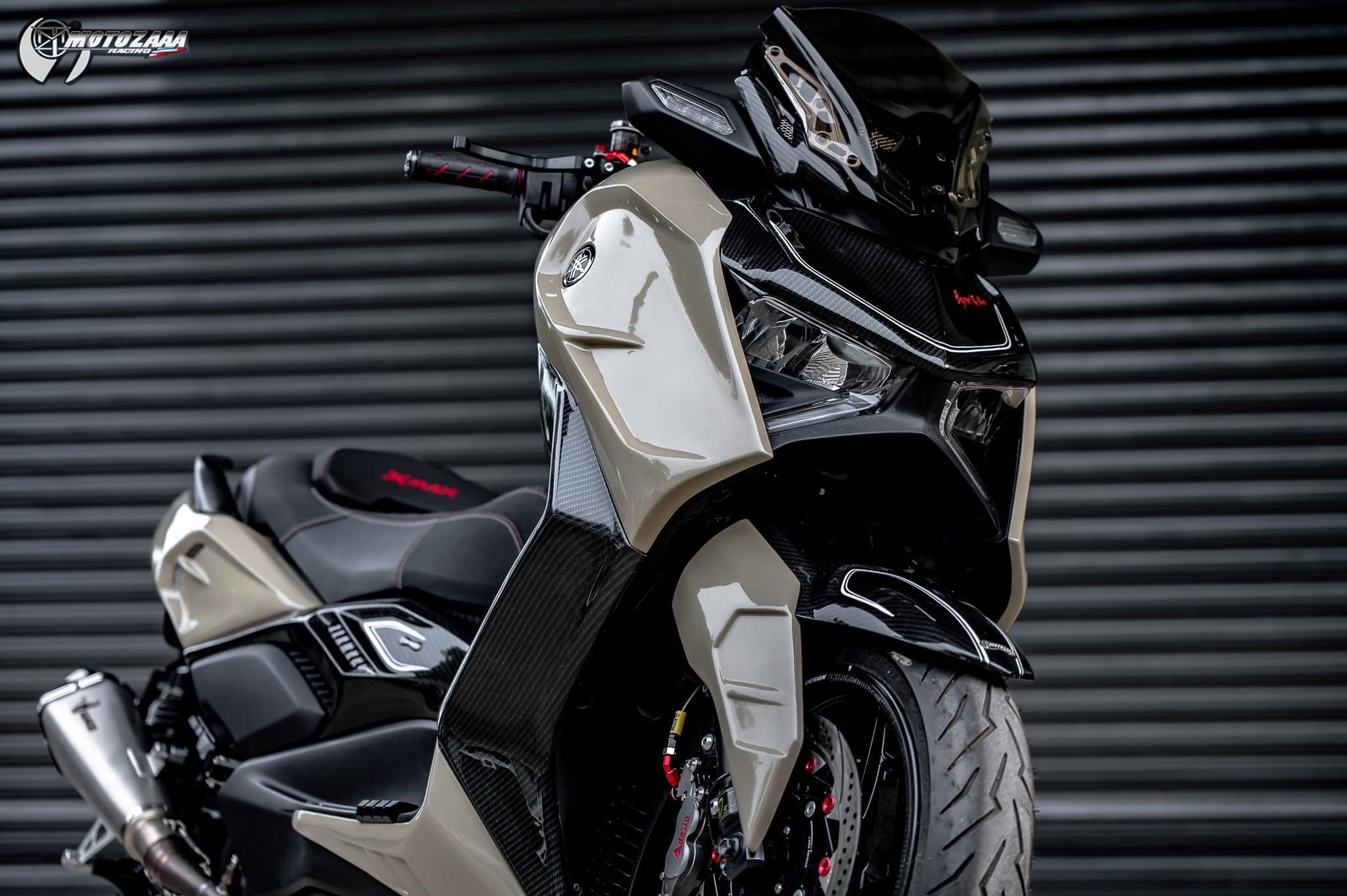 Xmax300 Body kit MotozAAA Body kit 1). ครอบหน้ากากหน้า Front fairing cover 1500฿ 2). ครอบกาบอกซ้าย-ขวา Big side fairing cover 2790฿ 3). ครอบบังโคลนหน้า Front fender cover แบบ3ชิ้น (ชุดเต็ม ) 2100 แบบ2ชิ้น (ข้าง R/L ) 1490฿ ( ลายเคฟล่า +250฿ ) 4). ครอบปีกข