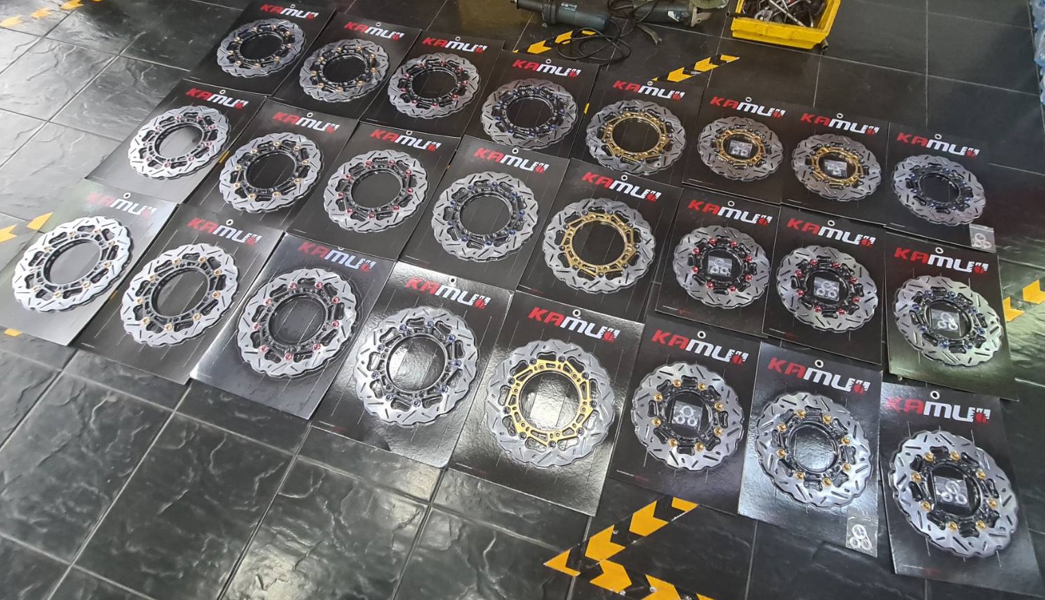 จานดิสเบรคหน้าและจานดิสเบรคหลัง Kamuii All new Forza 300/350 จานดิสเบรคหน้า 300 mm Kamuii : 3500.- จานดิสเบรคหลัง 245 mm Kamuii : 3200.-