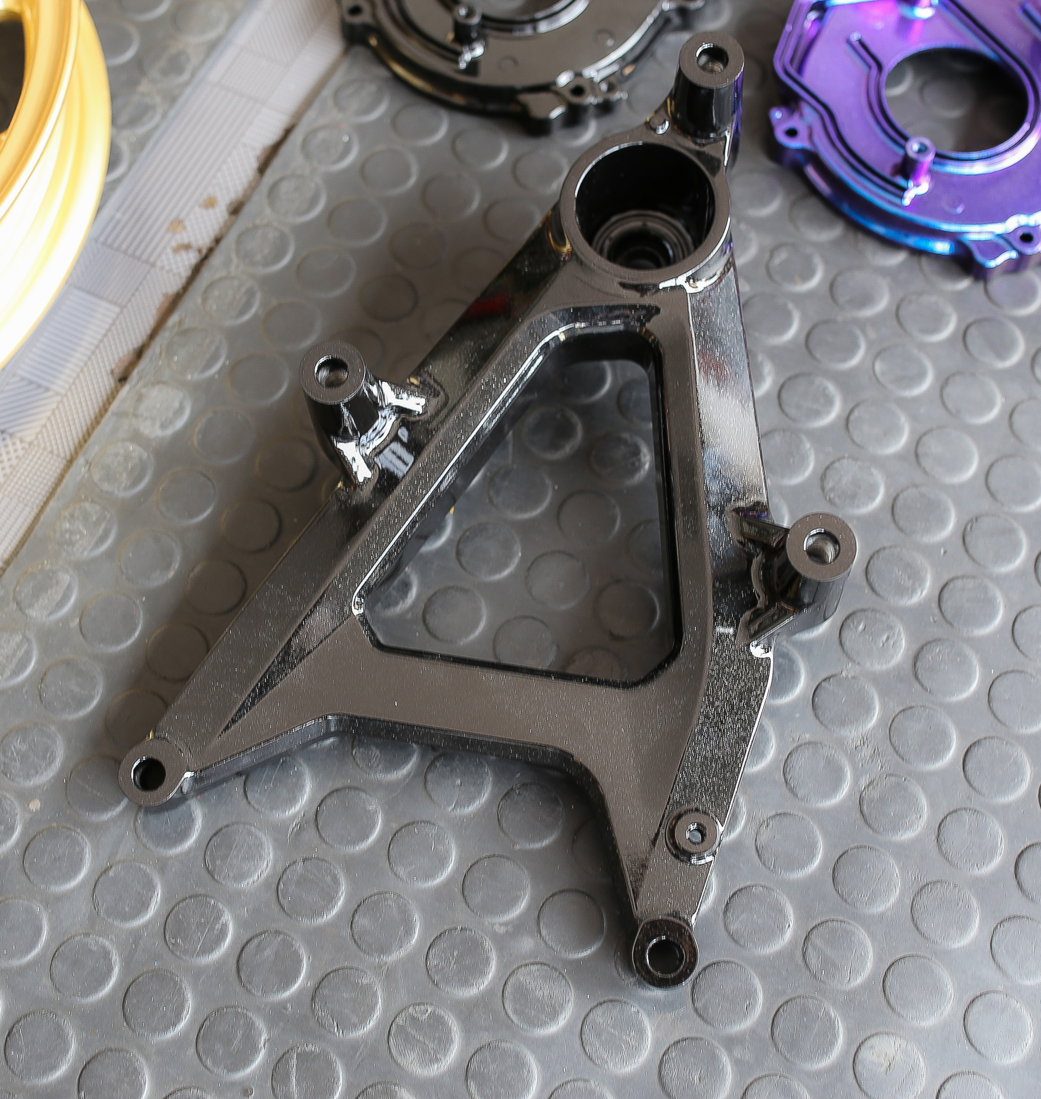 -สวิงอาร์ม Honda Click 160 ราคาสับ สีดำ เทา ทองไหม้ 750 บาท สีไทเท 850 บาท -แคร้ง Honda Click 160 ราคาสับ สีดำ เทา ทองไหม้ 750 บาท สีไทเท 850 บาท -สับล้อทองศูนย์ พร้อมใส่ ราคา 1900 บาท