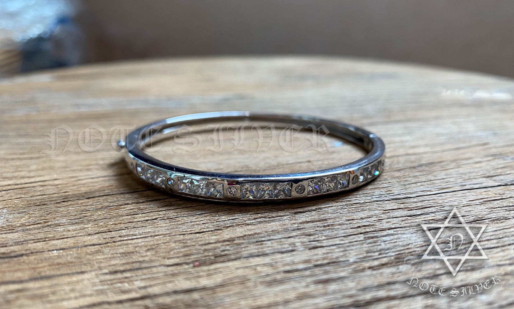 กำไลข้อมือชุบทองคำขาวฝังเพชร CZ พรีเมี่ยม Sterling Silver 925 NSWB2556