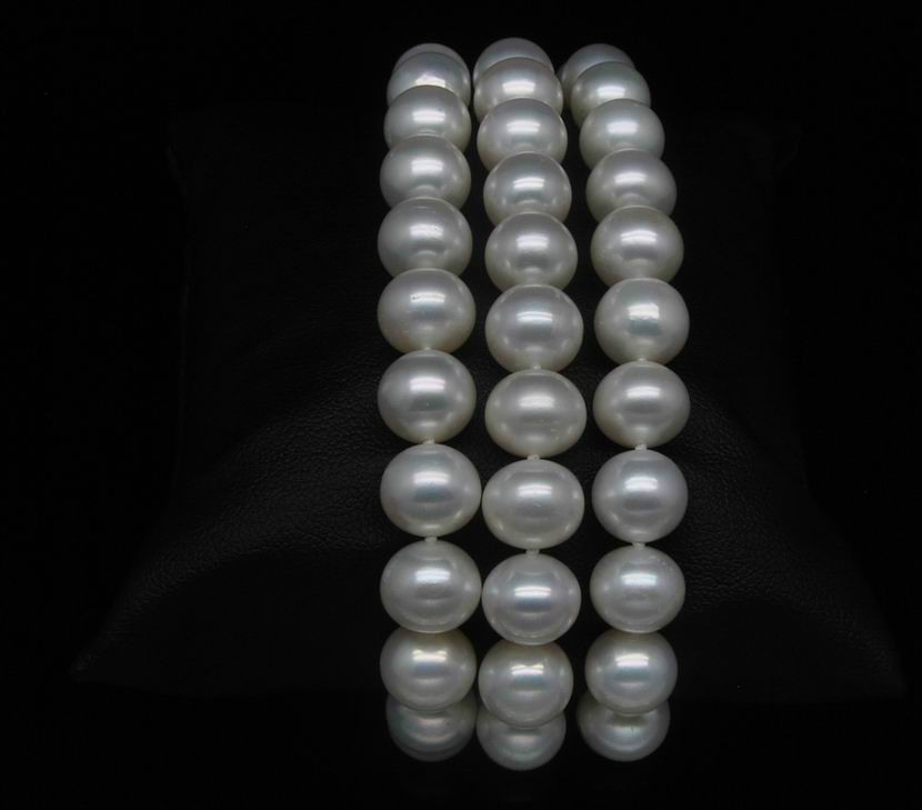 สร้อยข้อมือไข่มุกแท้ แบบ 3 ชั้น 5-6 มิล AAA