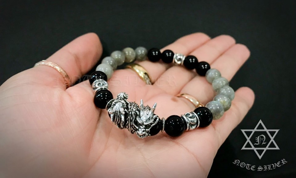 สร้อยข้อมือหินแท้ลาบราดอไลท์และนิลแท้ ตกแต่งด้วยชาร์มมังกรเงินแท้ Sterling Silver925 NSBL2255