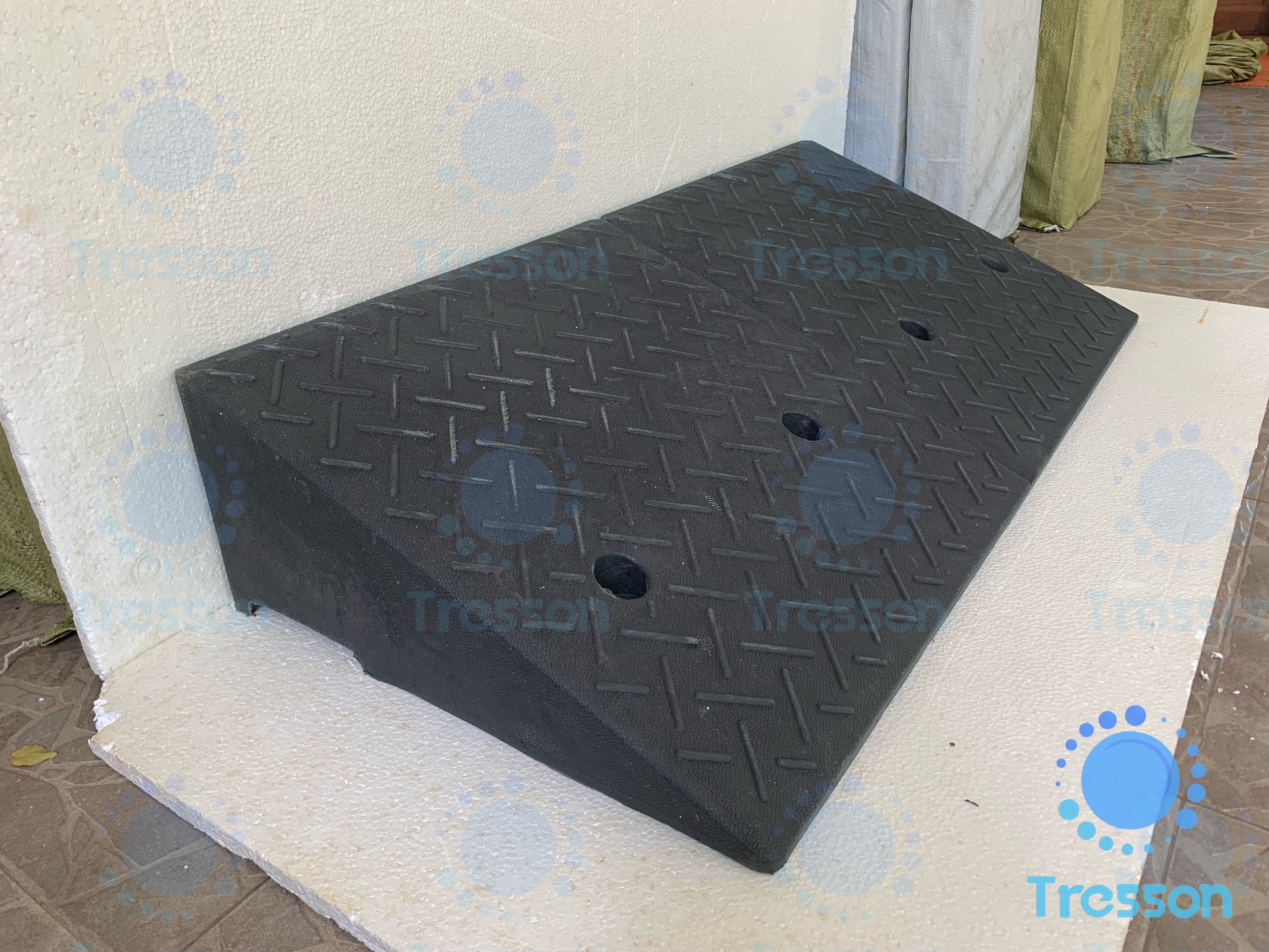 ทางลาดยางปีนฟุตบาท สูง 19 เซนติเมตร ลึก 45 เซนติเมตร ยาว 95 เซนติเมตร หนัก 15.7 kg - Rubber Ramp 19x45x95cm 15.7 kg