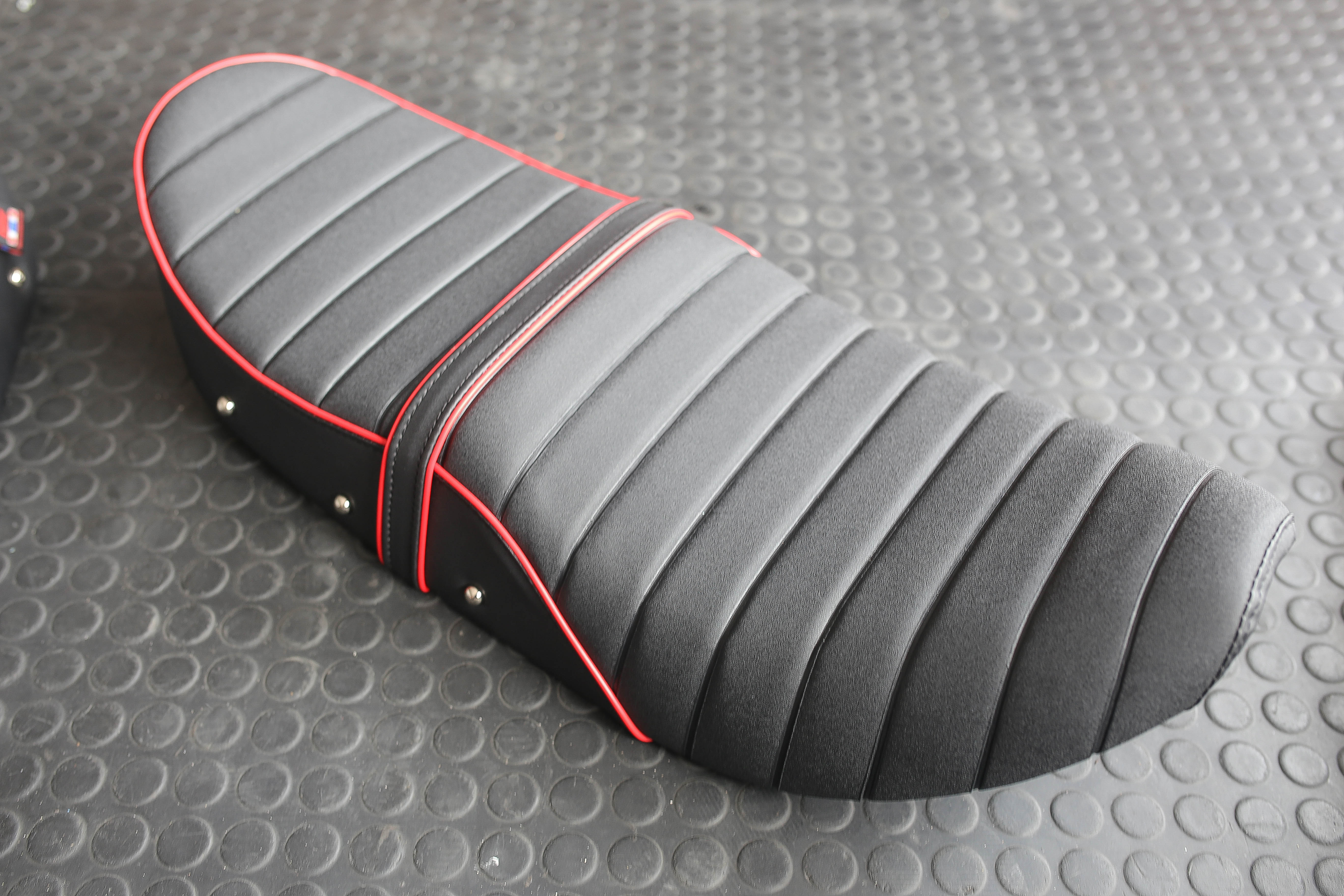 สินค้าใหม่ เบาะ DAX125 หน่อยวัดด่าน มี5สี13ลาย โครงเทียม สวยเข้ารูป