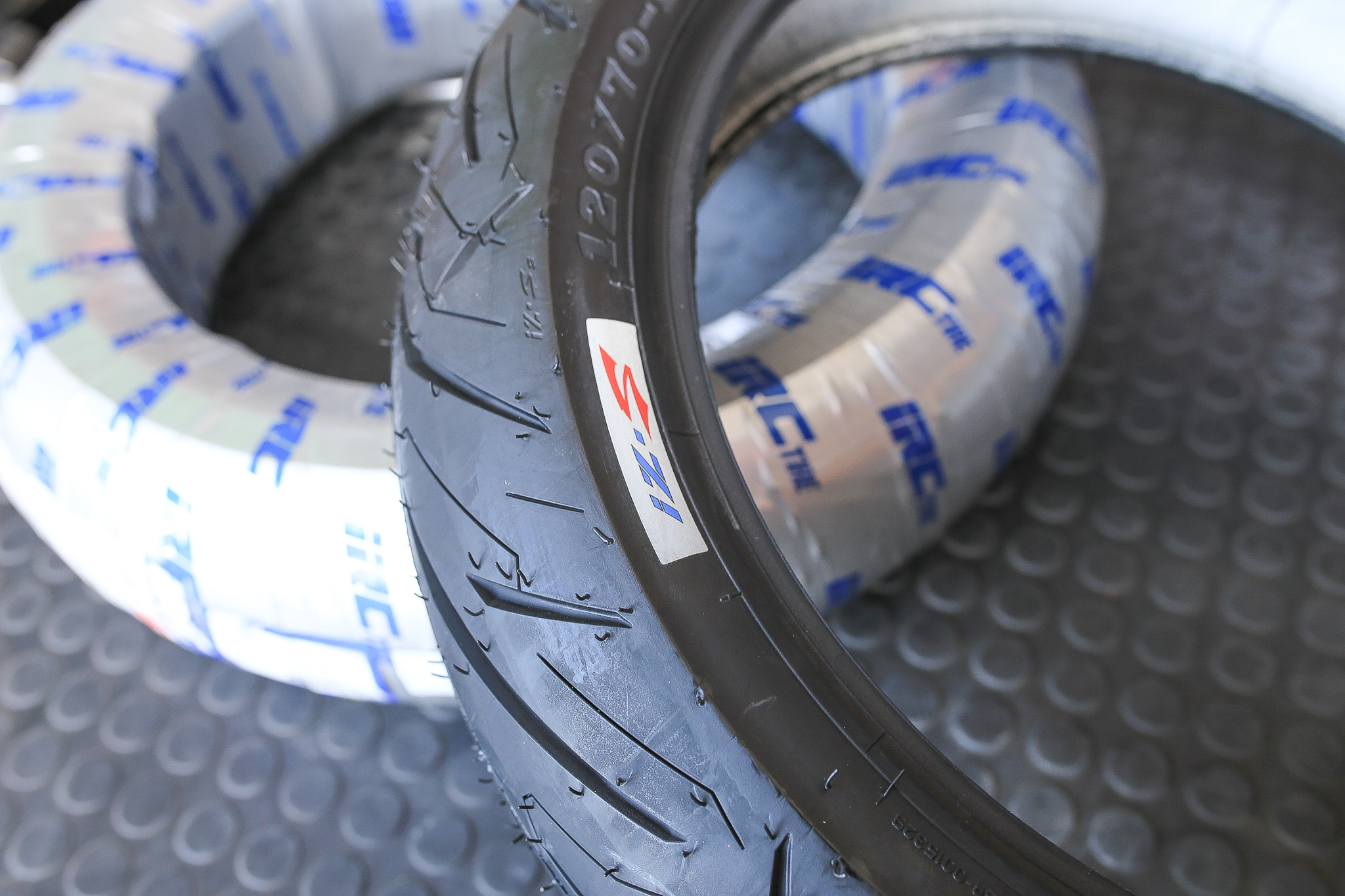 ยางIRC รุ่น Izs - s99T Scooter X-MAX300 FORZA300-350 120/70-15 140/70-14 ราคาคู่ละ 3690