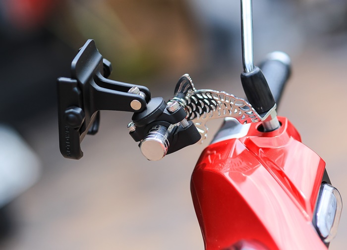 ขาจับโทรศัทพ์ U DOM KARNCHANG HONDA ใส่ได้ทุกรุ่น ยึดรูกระจก ราคา650 มี2ลาย