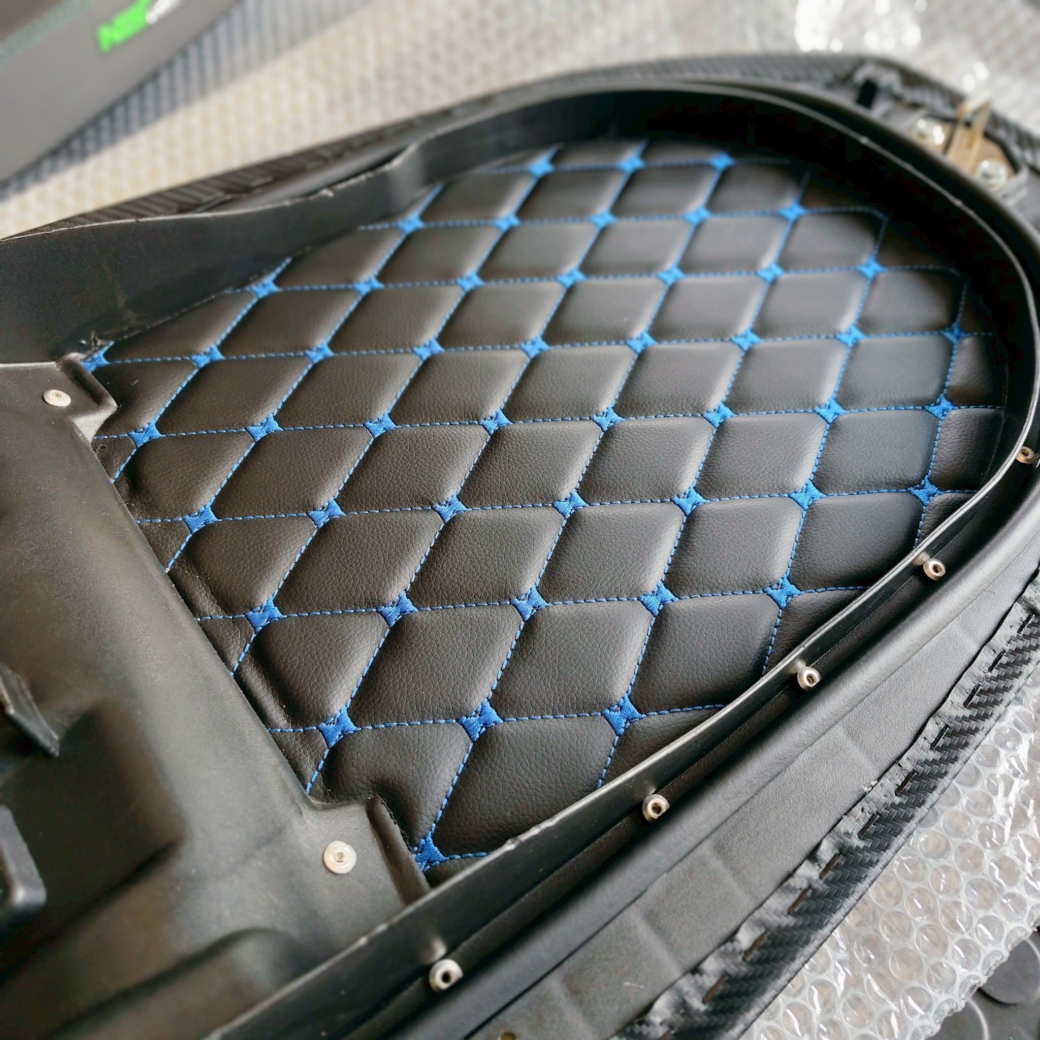 เบาะเทียมแท้100%ทรง 2 ตอนบาง Xmax300/Forza350 พร้อมใส่เลยมี 4 สี ด้ายสีอื่นสั่งได้นะคะ สามารถใส่หมวกเต็มใบได้ 1 ใบค่ะ