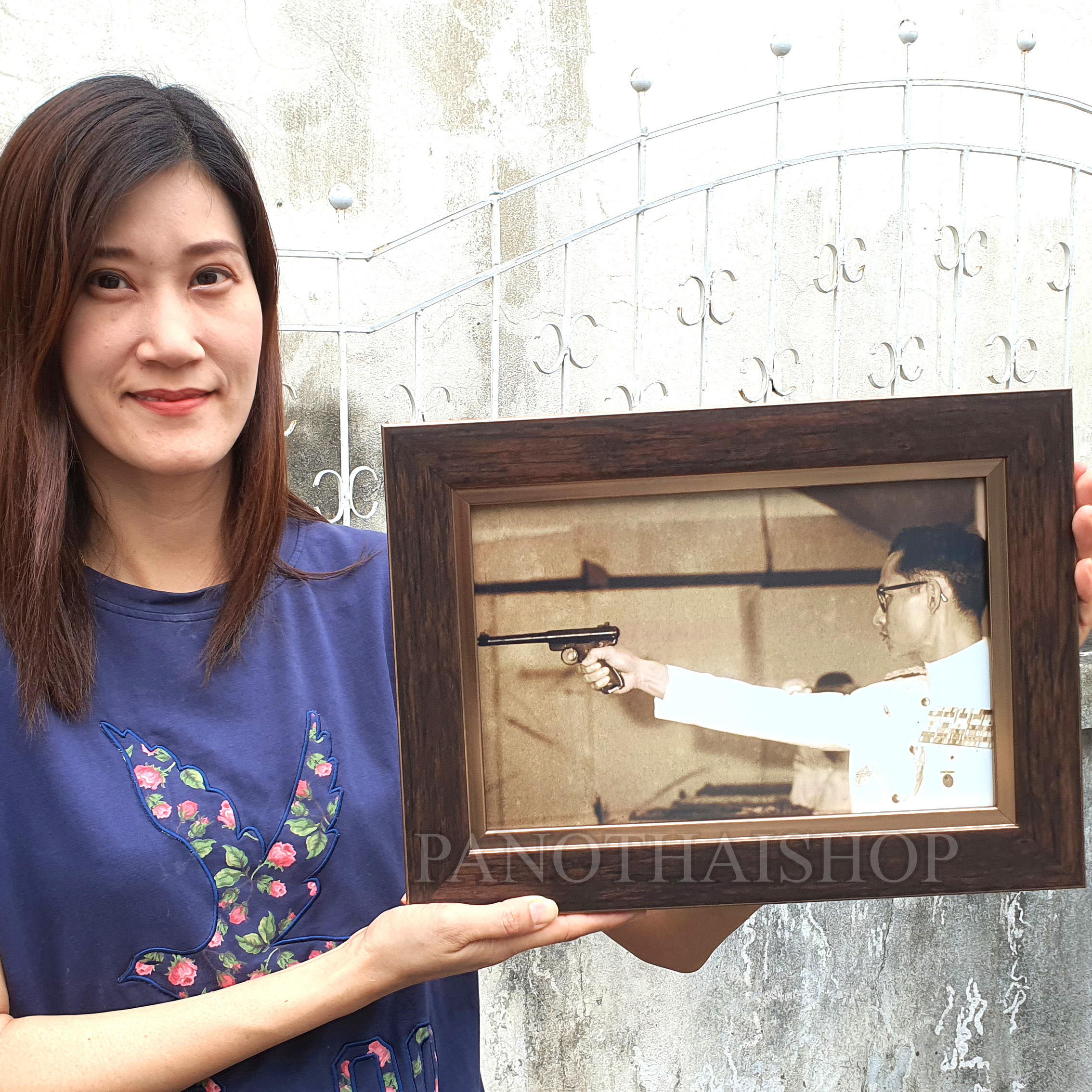 รูปในหลวงรัชกาลที่ 9 ทรงพระแสงปืนสั้น สุดคลาสสิค ใส่กระจกตัดแสงแบบดีที่สุด