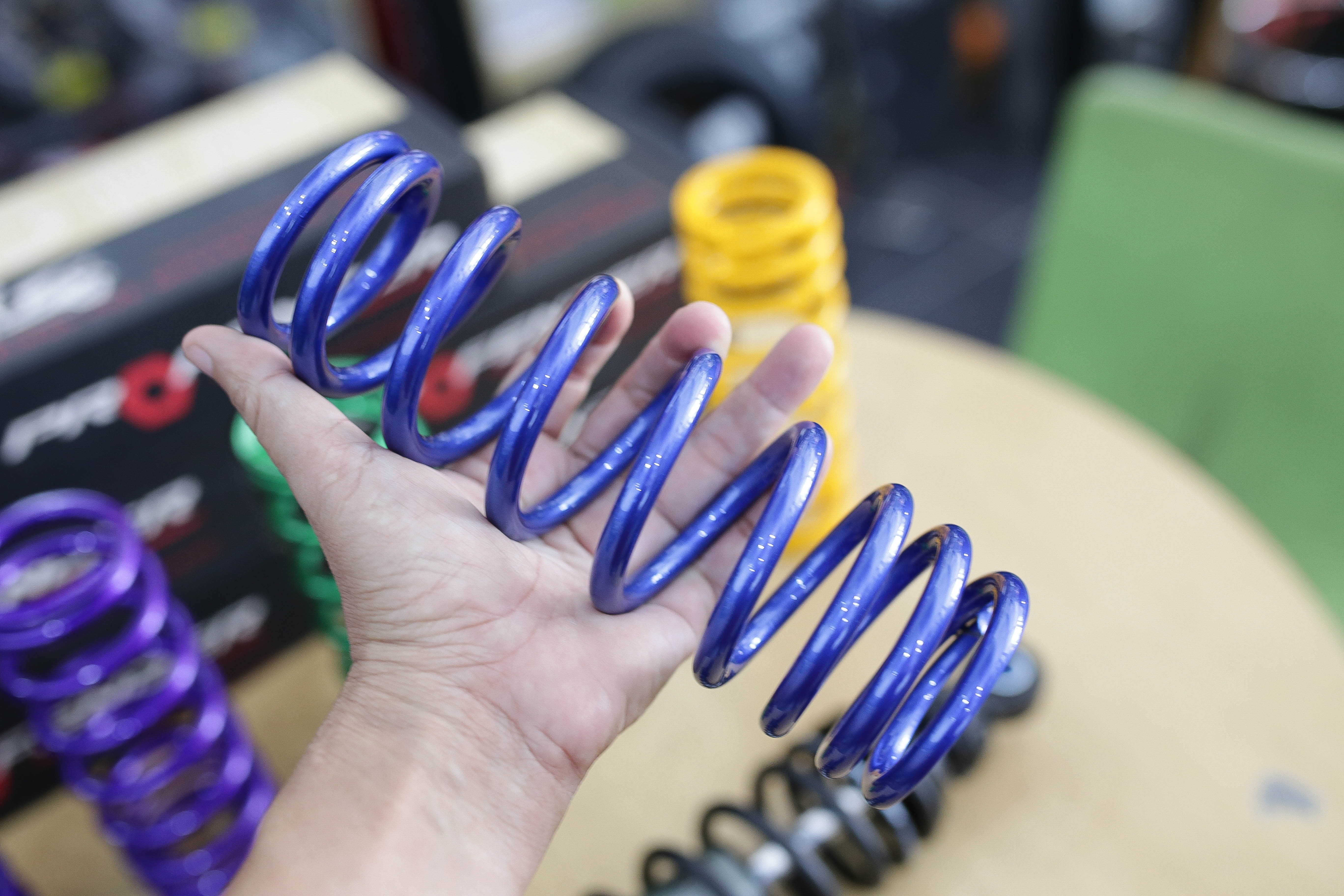 โช๊คสีสปริง profender สีพาวเดอร์โค๊ด โปรโมชั่น ลูกค้าซื้อโช๊คจากทางร้าน ซื้อสปริงสีเพิมเงิน300เท่านั้นครับ