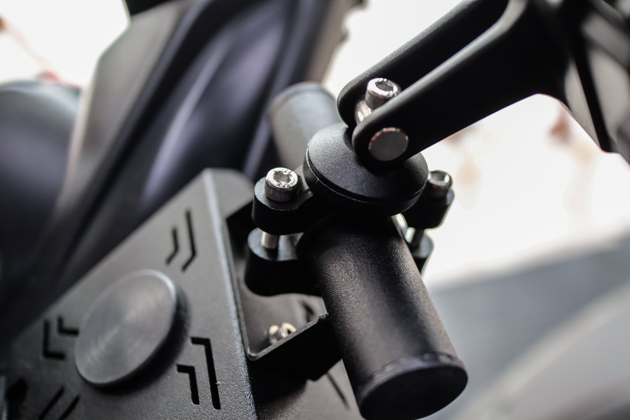 ตัวยึดมือถือจับบาร์ Xmax300 ติดยึดแฮนด์กลาง พร้อมน๊อตยึดในอุปกรณืติดตั้งได้เลยไม่ต้องดัดแปลง ราคา 850.-บาท