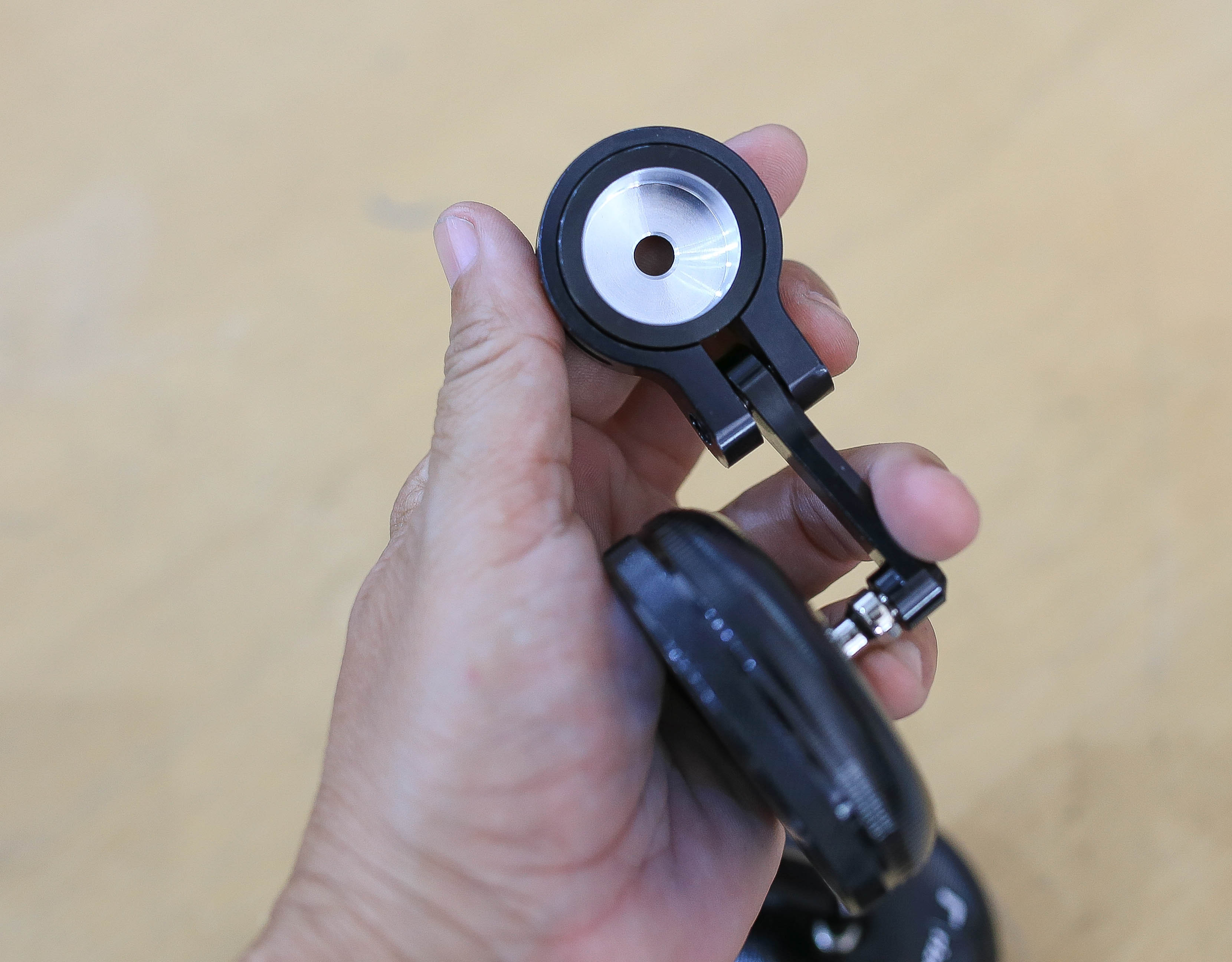 กระจกปลายแฮนด์ ทรงกลม งาน อลูมิเนียม CNC เลนส์กระจกตัดแสงสีฟ้า ใส่ตรงรุ่น giorno และ Click 160 กลึง กลึงเบ้าปลายแฮนด์ให้เรียบร้อยแล้วใส่ได้เลยตรงรุ่น ไม่ต้องตัดแฮนด์