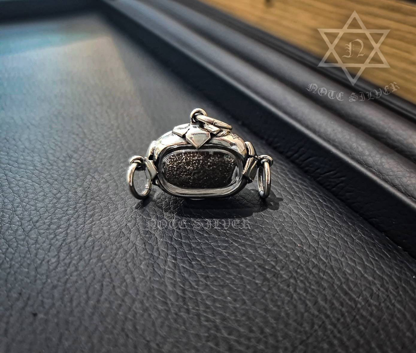 เลี่ยมกรอบผ่าหวาย พร้อมพาสติกกันน้ำ บัวหู3ด้าน Sterling Silver 925 NSSV3230