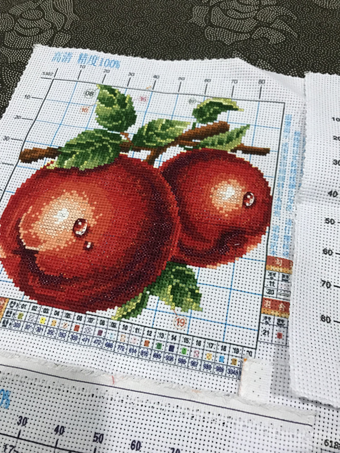 fruit-1009 *พร้อมส่ง* ชุดปักครอสติช ลายแอปเปิ้ล (ผ้า11CT พิมพ์ลาย ปัก 3 เส้นเล็ก) ขนาด 32*32 ซม.ผ้าครอสติช 11CTพิมพ์ลายปักบนผ้า ไหมคอตตอน 21 สี ผังลาย เข็ม