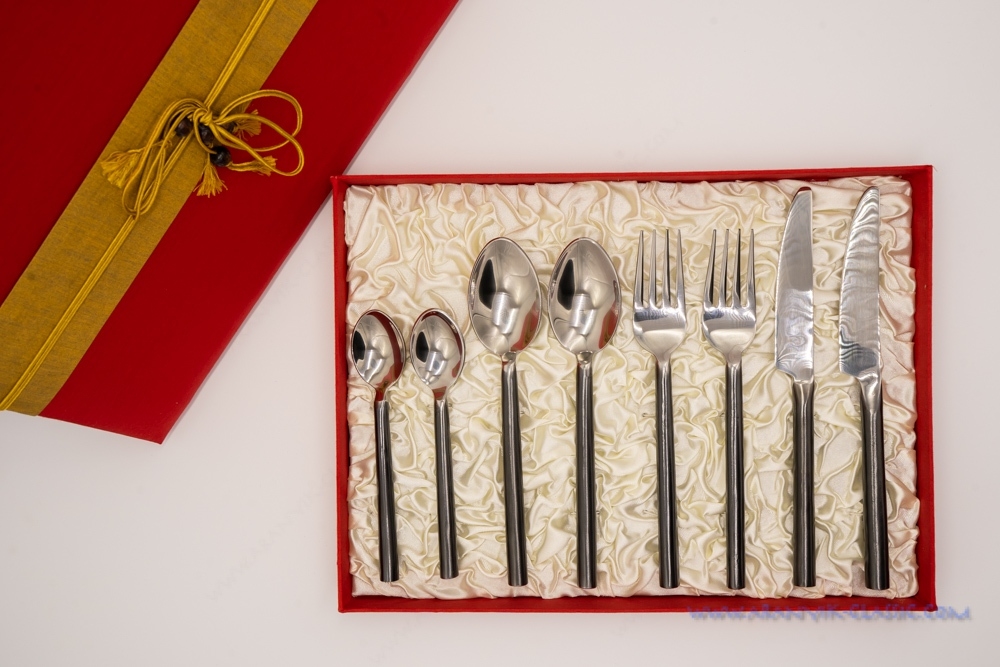 ช้อนส้อมมีด 4 คู่ 8 ชิ้นพร้อมกล่องผ้าไหมลานนา ด้ามรมดำ