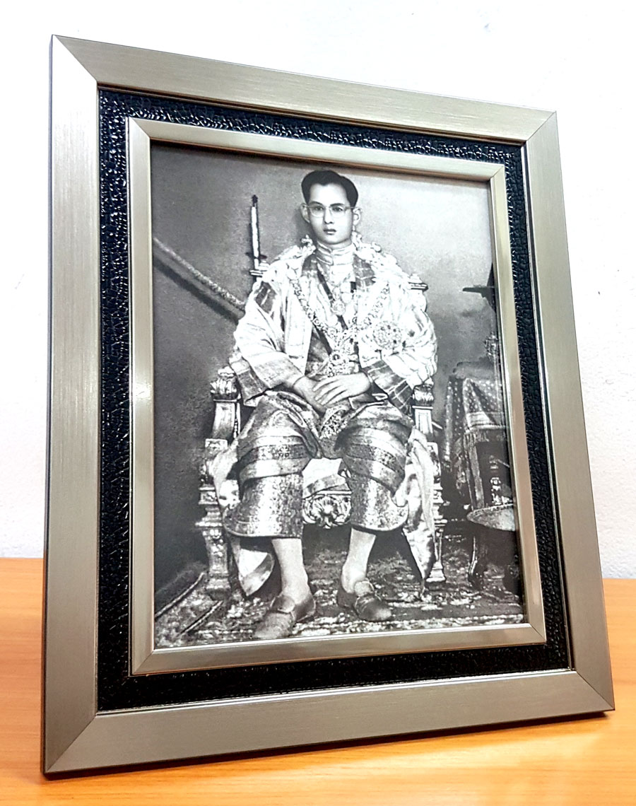 รูปในหลวงรัชกาลที่ 9 ทรงพระยศประทับนั่ง ที่สุดของความคลาสสิค กรอบรูปในหลวง