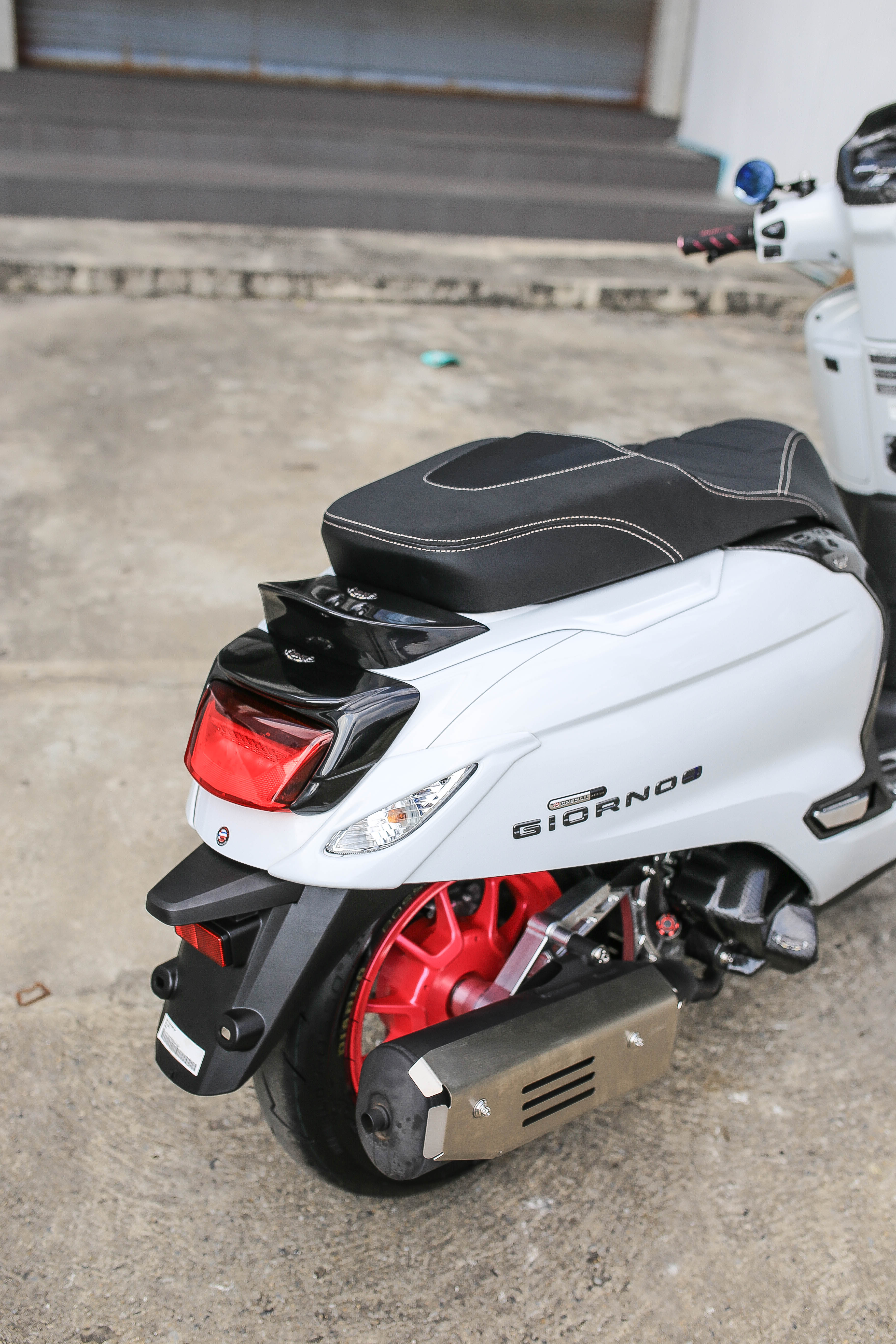 Giorno+ ตัวปิดรูมือจับท้าย (ไม่มีสปอยเลอร์ ) Rear hole cover 1500฿ ชุดตัวปิดรูมือจับท้าย พร้อมสปอยเลอร์ Rear hole cover with spoiler 2100฿