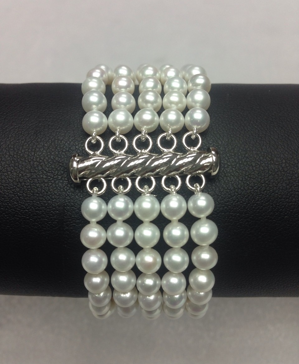 สร้อยข้อมือไข่มุกแท้ สีขาว แบบ 5 ชั้น 4.5-5 มิล ขั้นด้วยข้อเพชรสองอัน