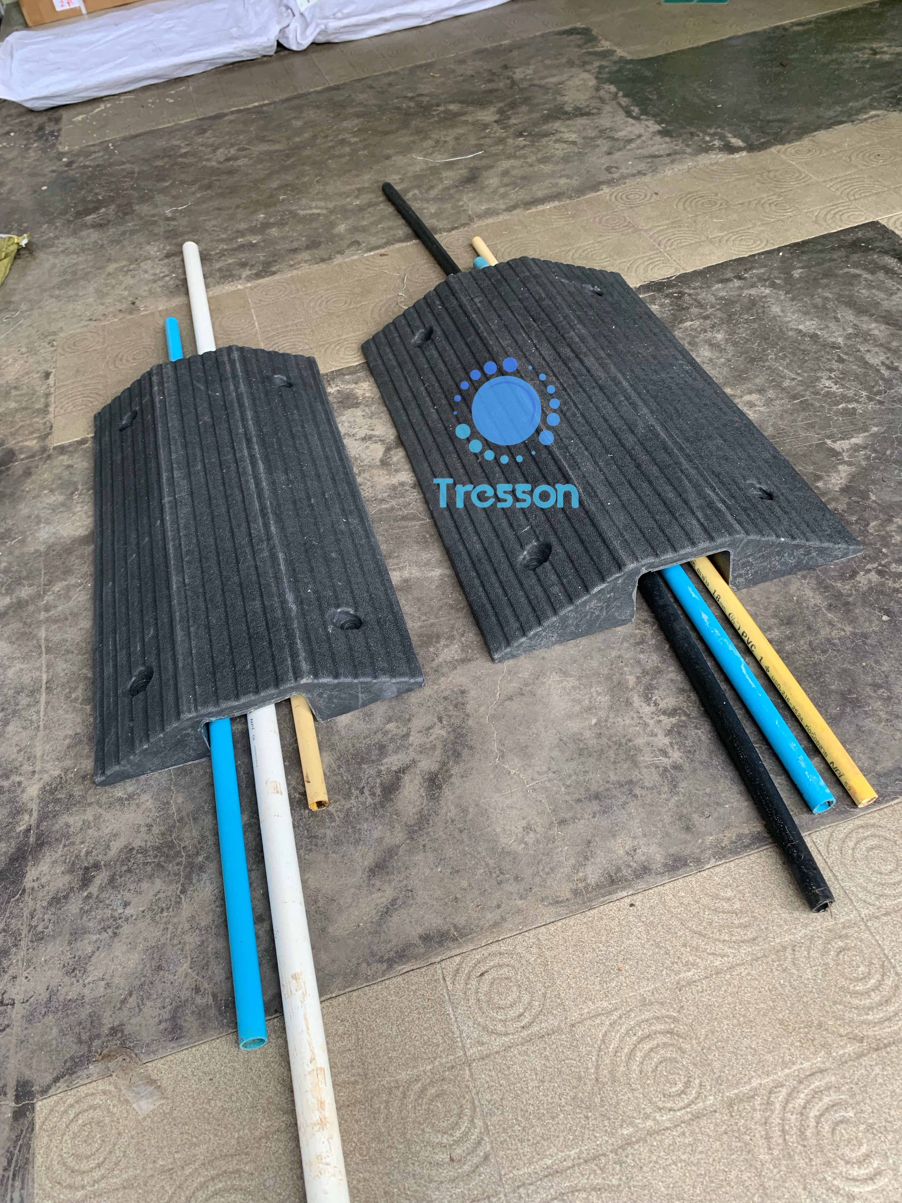 ทางลาดยางครอบท่อ ครอบสายไฟ ข้ามธรณีประตู สูง 10ซม. กว้าง 50ซม. ยาว 80 ซม.(ด้าน) นน.14kg.ขนาดช่อง 12x8cm รับนน.สูงสุด1ตัน.- Rubber Wire Cover Ramp 10x50x80 cm 7 kg สำเนา