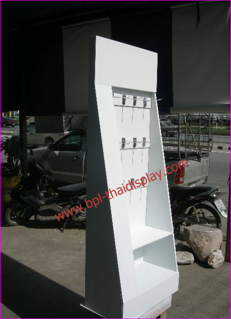 Stand ไม้พลาสวู๊ดสีขาวตั้งพื้น สำหรับโชว์สินค้าสามารถแขวนสินค้าได้หลายชิ้น