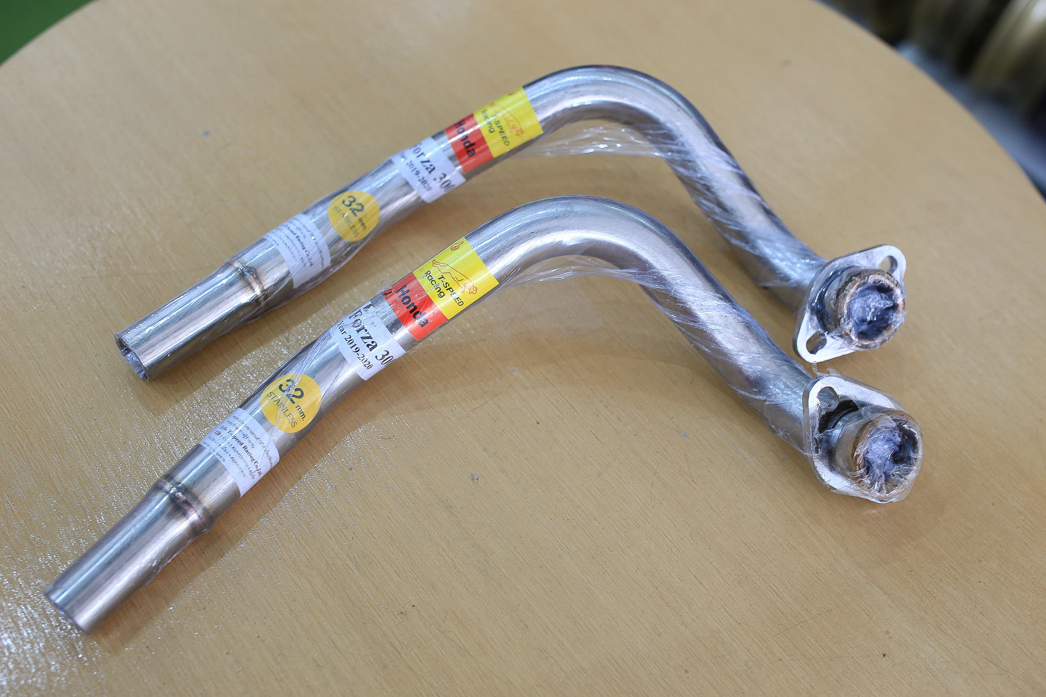 คอท่อ Honda FORZA 350 🔩 Stainless steel แท้ เกรด 304 หนา: 1.2 มิลลิเมตร มีขนาดให้เลือก: Size 32 m.m. สั้น ราคา 700 บาท Size 32 m.m. ยาวกรวย+เซนเซอร์ ราคา 800 บาท