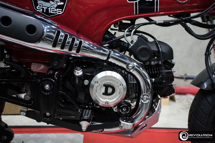 ครอบเครื่องข้างขวา DAX 125 REVOLUTION CNC สี แดง เงิน ดำ ราคา1600฿