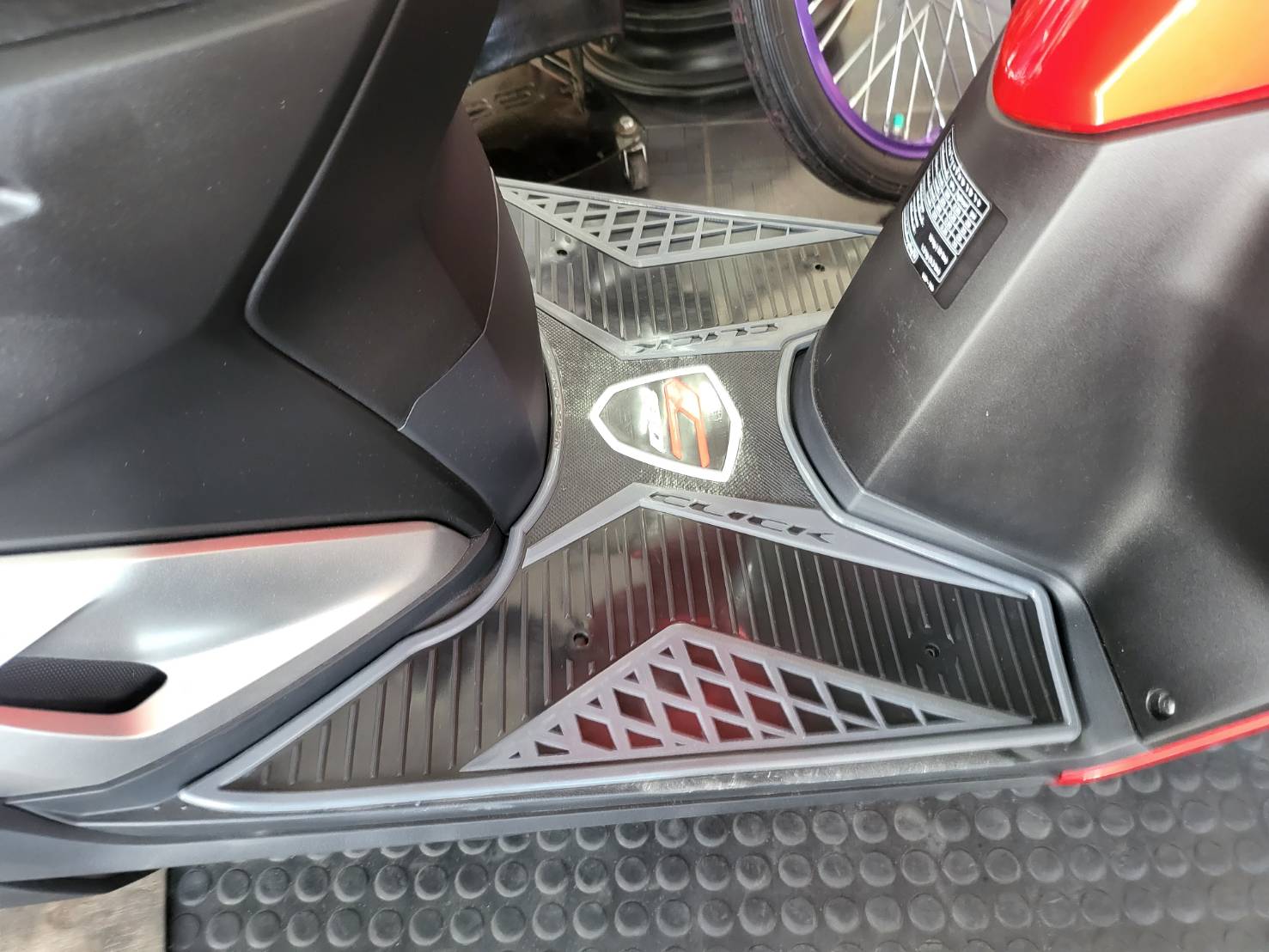 แผ่นยางวางเท้า CLICK 160 มี4สี แดง เทา ดำ ขาว ราคา280