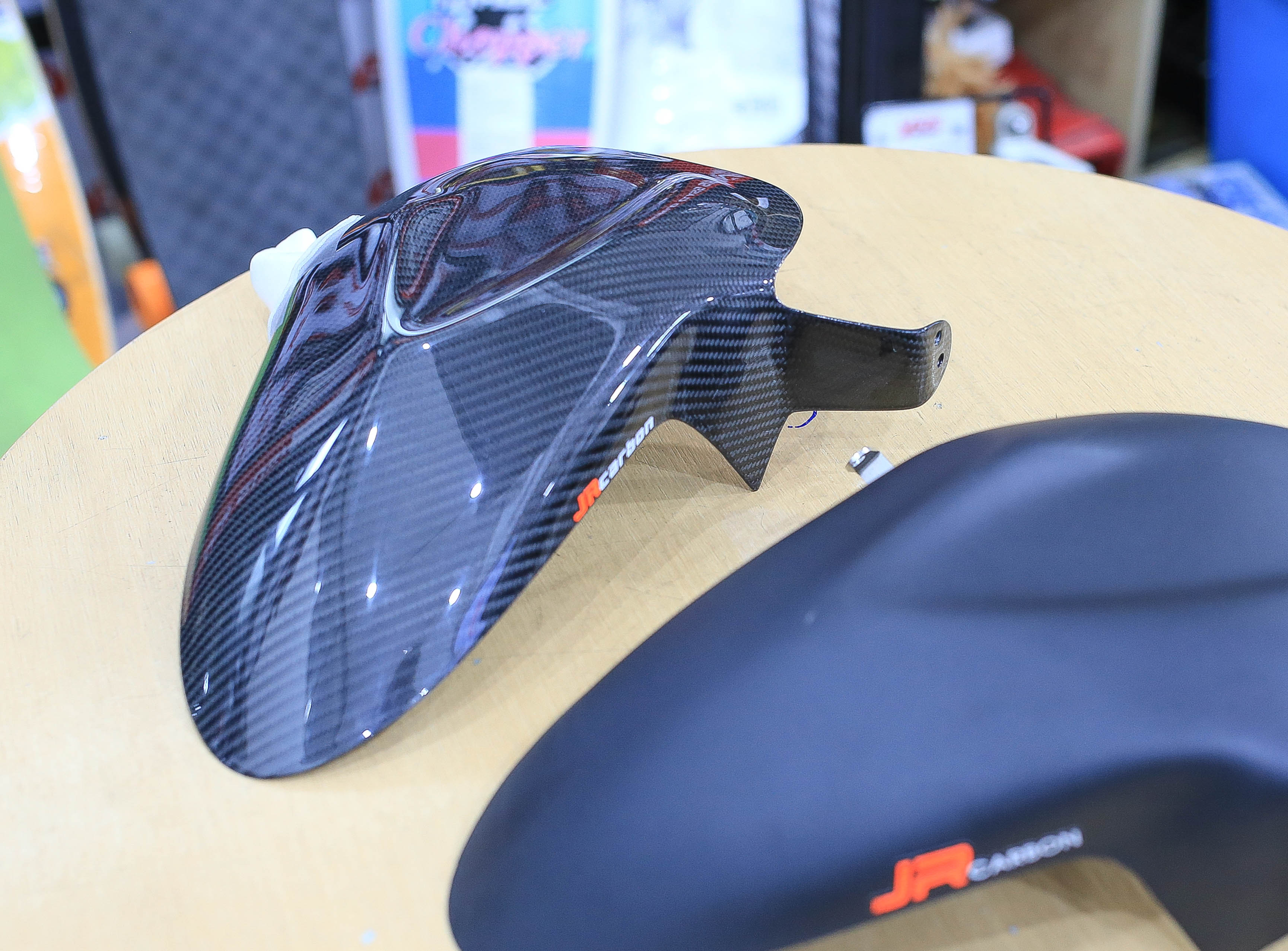 บังโคลนหลังตัวใน JR CARBON X-MAX300 -ดำด้าน ราคา1490 -เครฟล่า ราคา3500