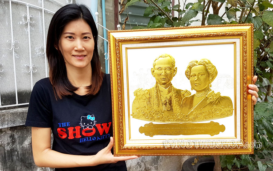 กรอบรูปในหลวงพิมพ์นูน 3 มิติเคลือบทอง ลายในหลวงและพระราชินี